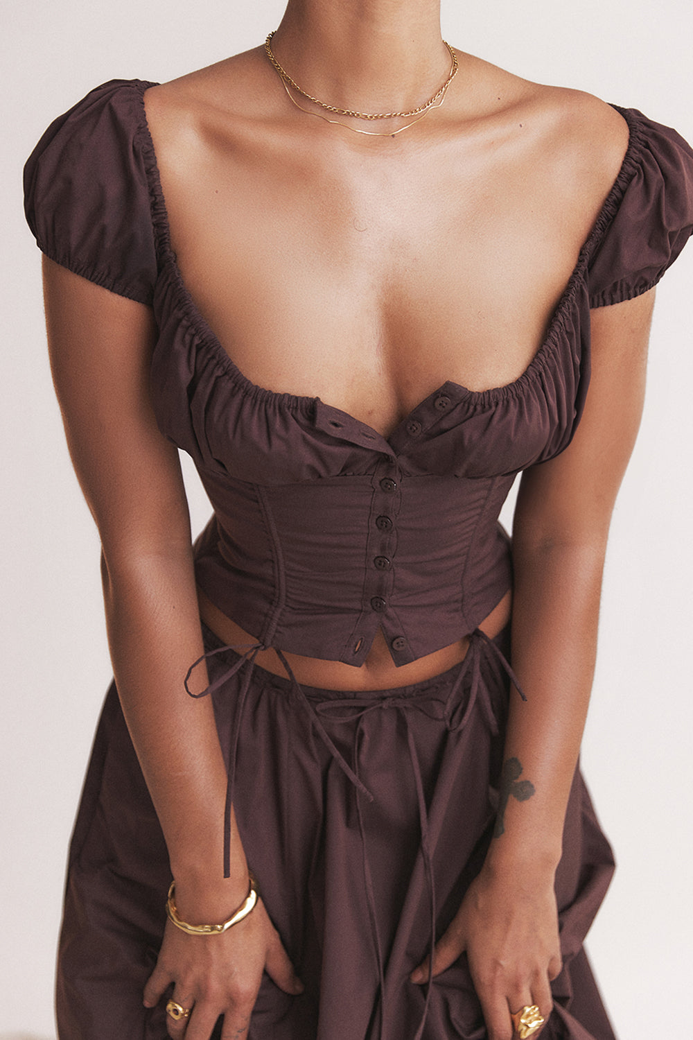 Top con volant in marrone scuro e gonna midi con volant