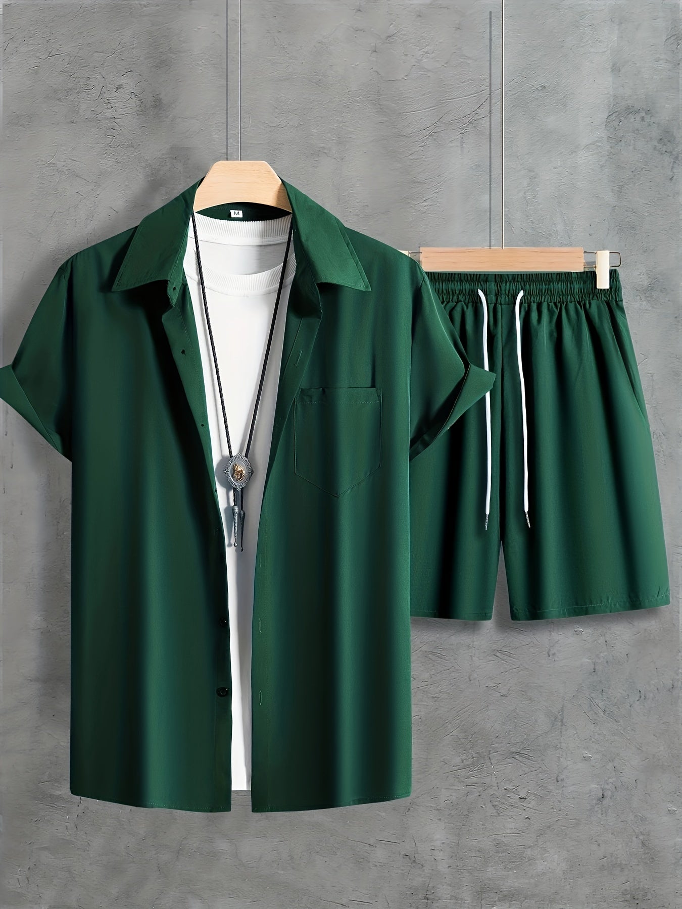 Set casual composto da camicia a maniche corte con revers con chiusura a bottoni e pantaloncini con coulisse