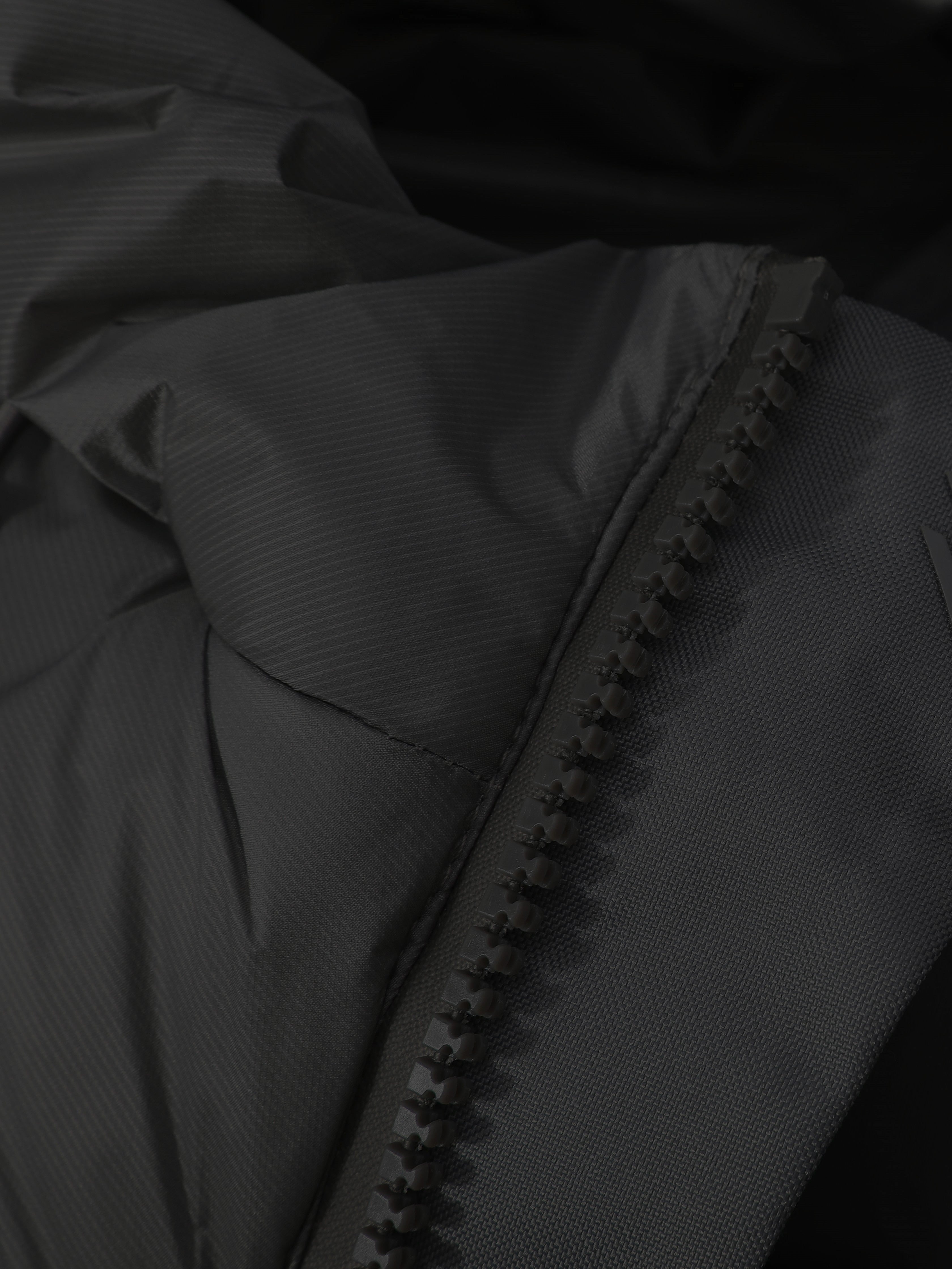 Piumino antivento con collo alto