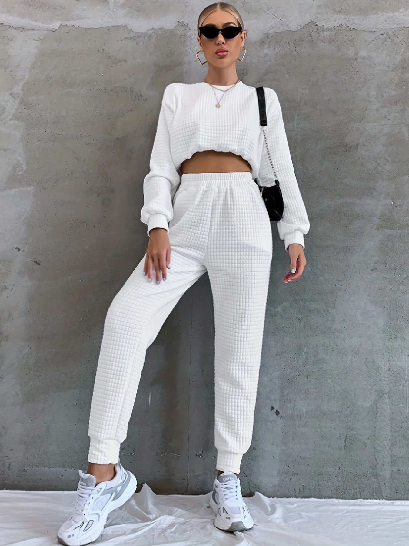 Felpa corta strutturata e pantaloni da donna