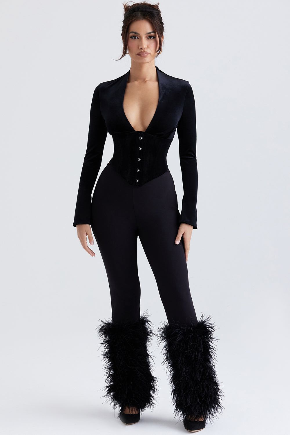Corsetto di velluto nero con pantaloni cropped