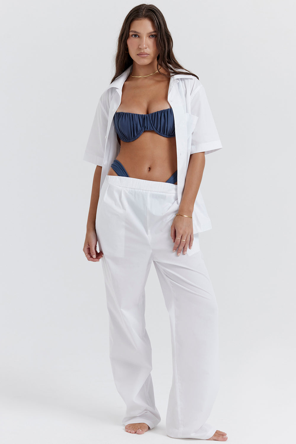 Camicia bianca oversize con pantaloni dalla vestibilit? comoda