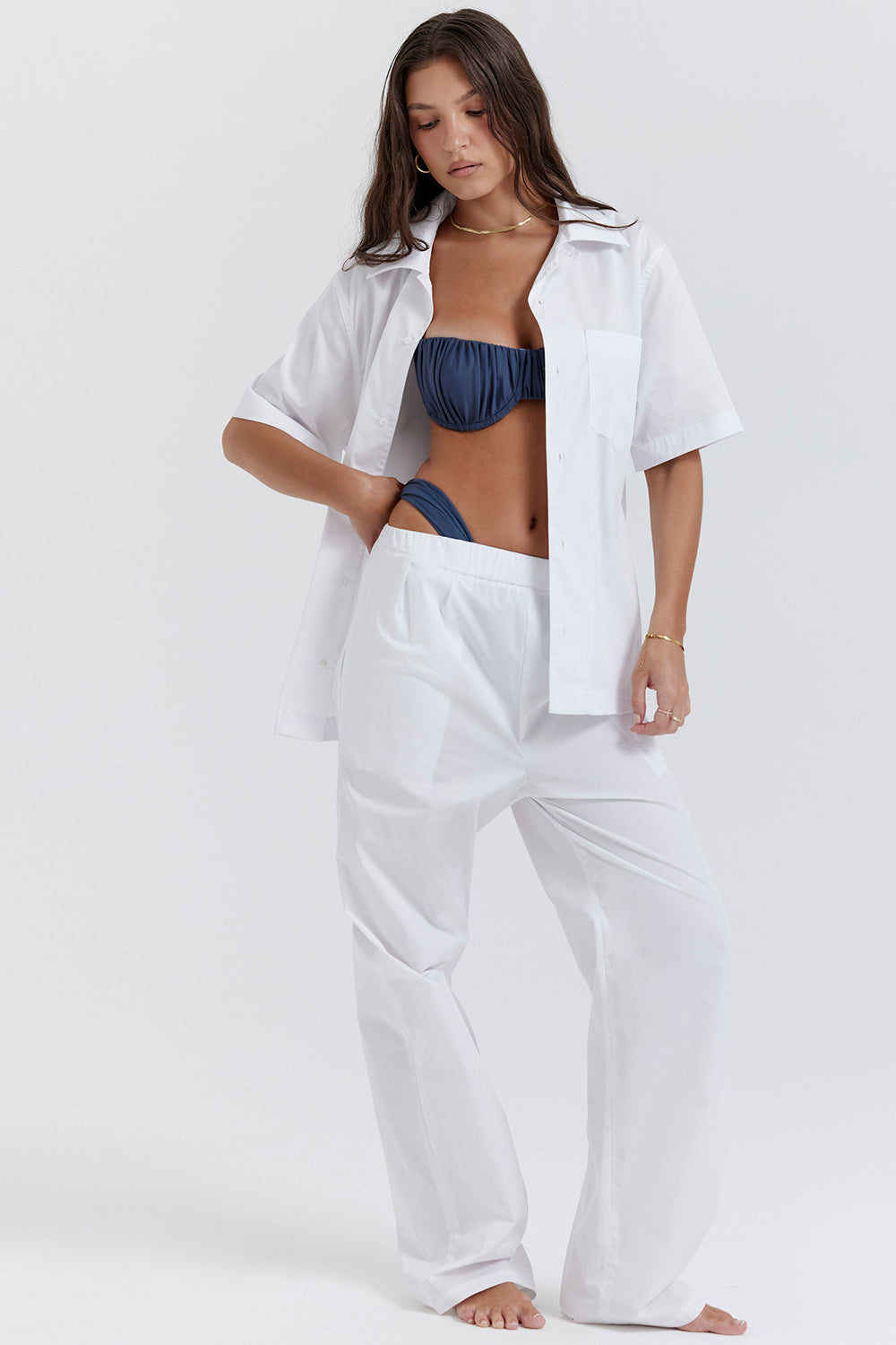 Camicia bianca oversize con pantaloni dalla vestibilit? comoda