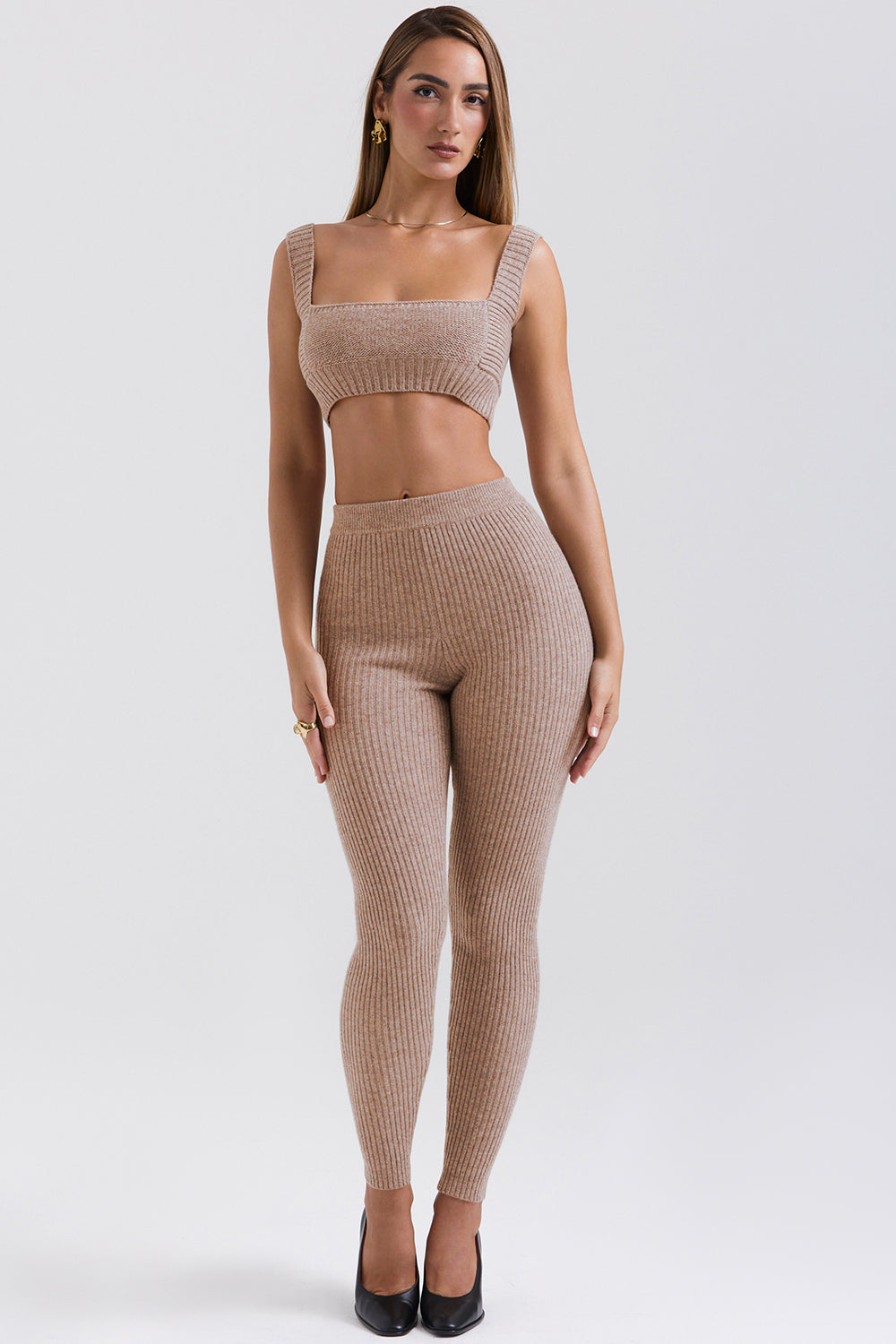 Cardigan Barley a grana grossa realizzato in lana naturale con bralette e leggings
