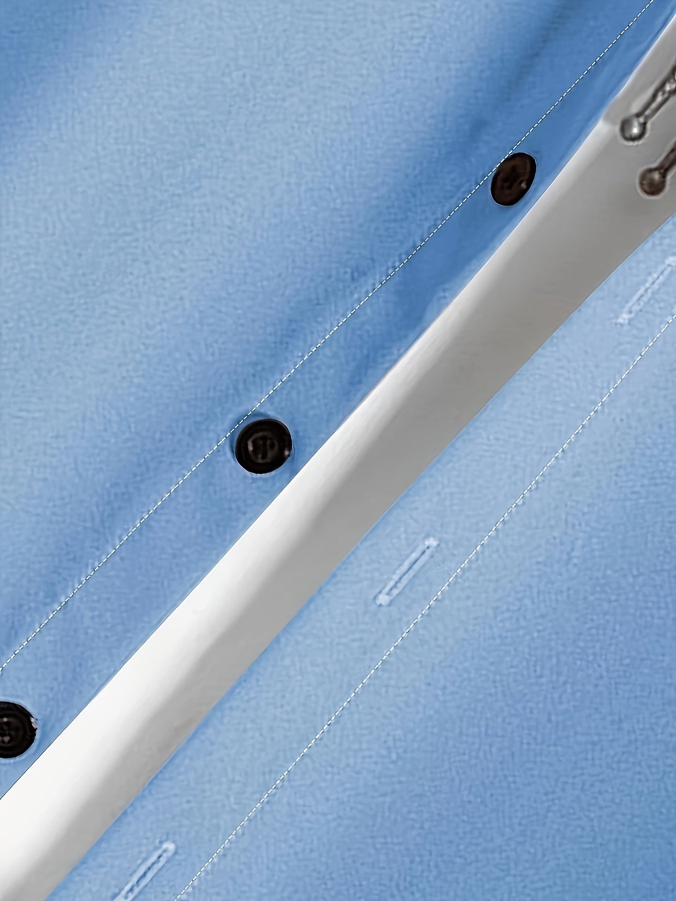 Set casual composto da camicia a maniche corte con revers con chiusura a bottoni e pantaloncini con coulisse