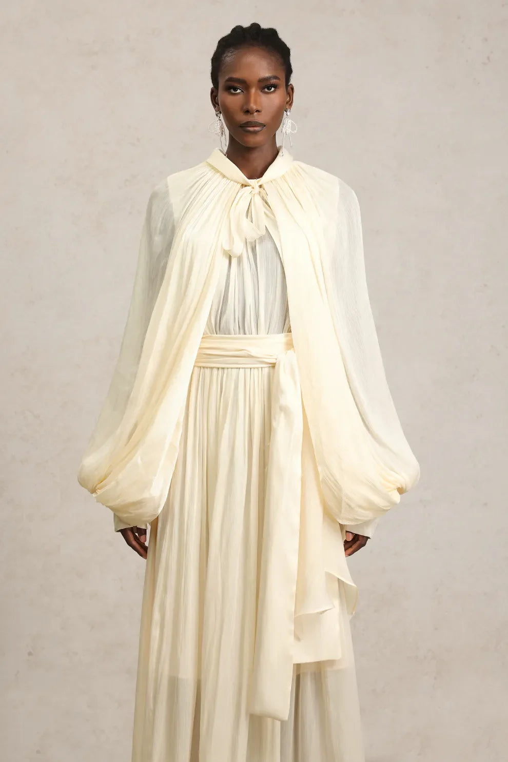 Abito lungo beige con fiocco e maniche lunghe