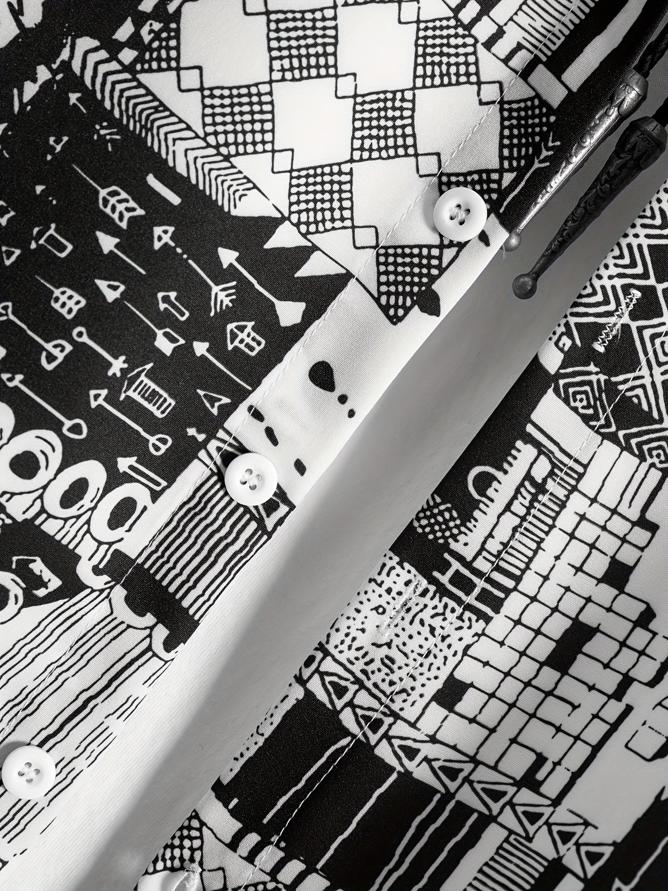 Camicia nera casual con maniche corte e diversi modelli