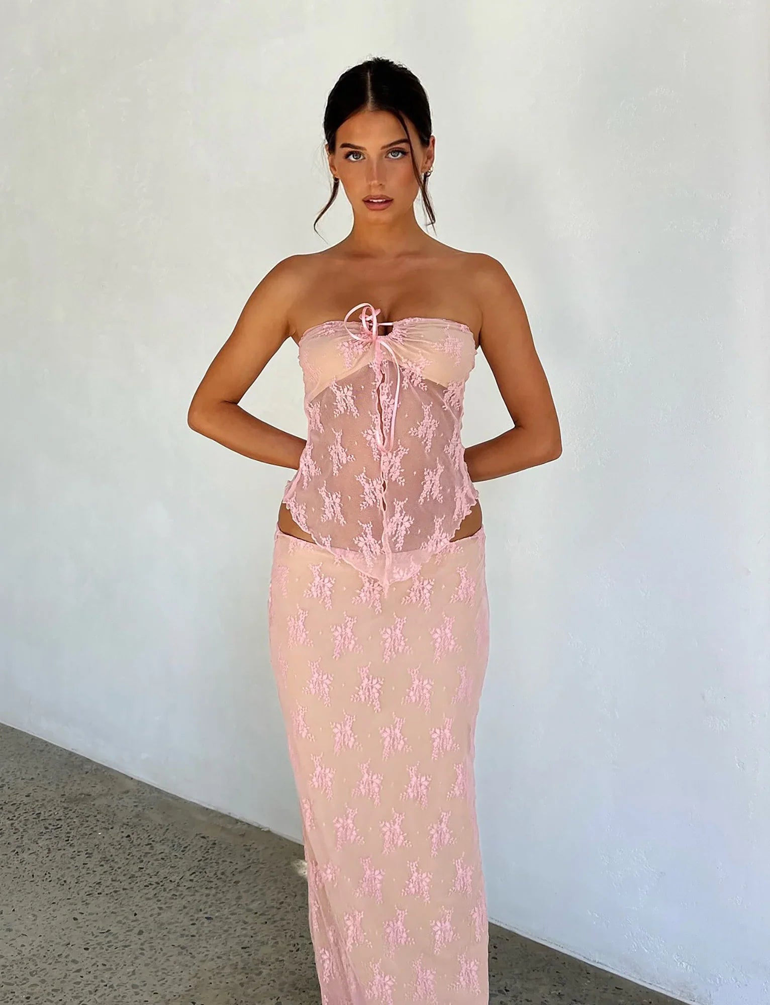 Elegante top traslucido con gonna