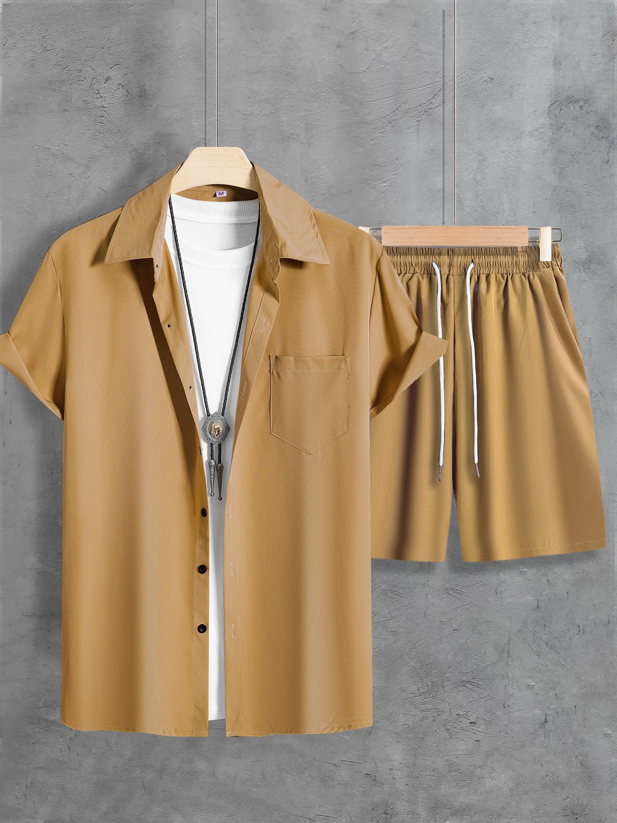 Set casual composto da camicia a maniche corte con revers con chiusura a bottoni e pantaloncini con coulisse