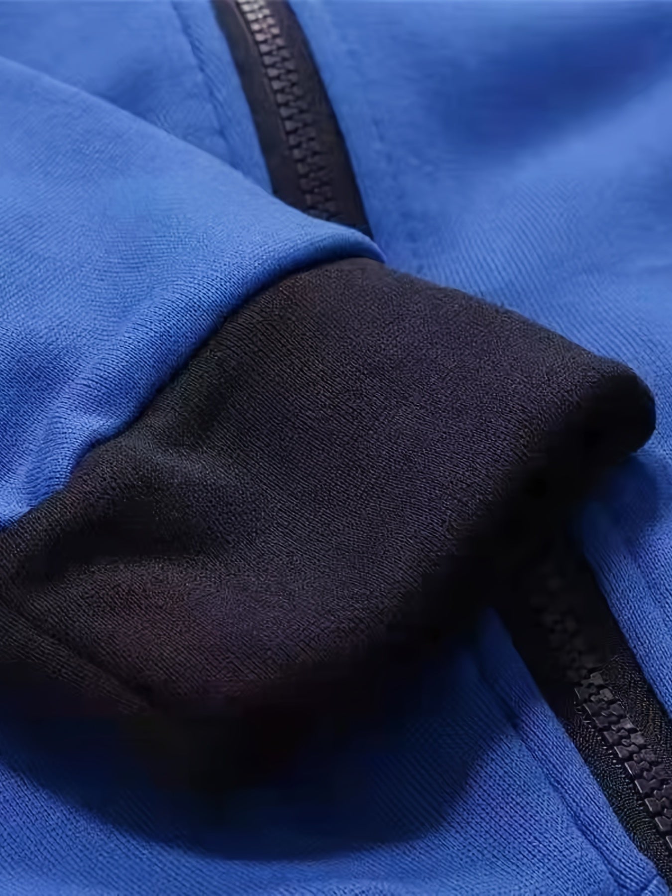 Set composto da felpa sportiva con cappuccio e pantaloni