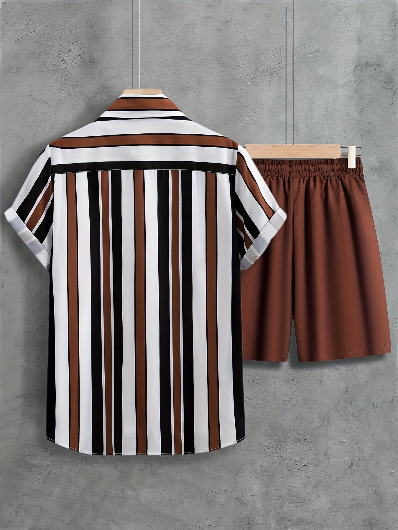 Set composto da camicia a maniche corte con colletto a revers e bottoni e pantaloncini con coulisse