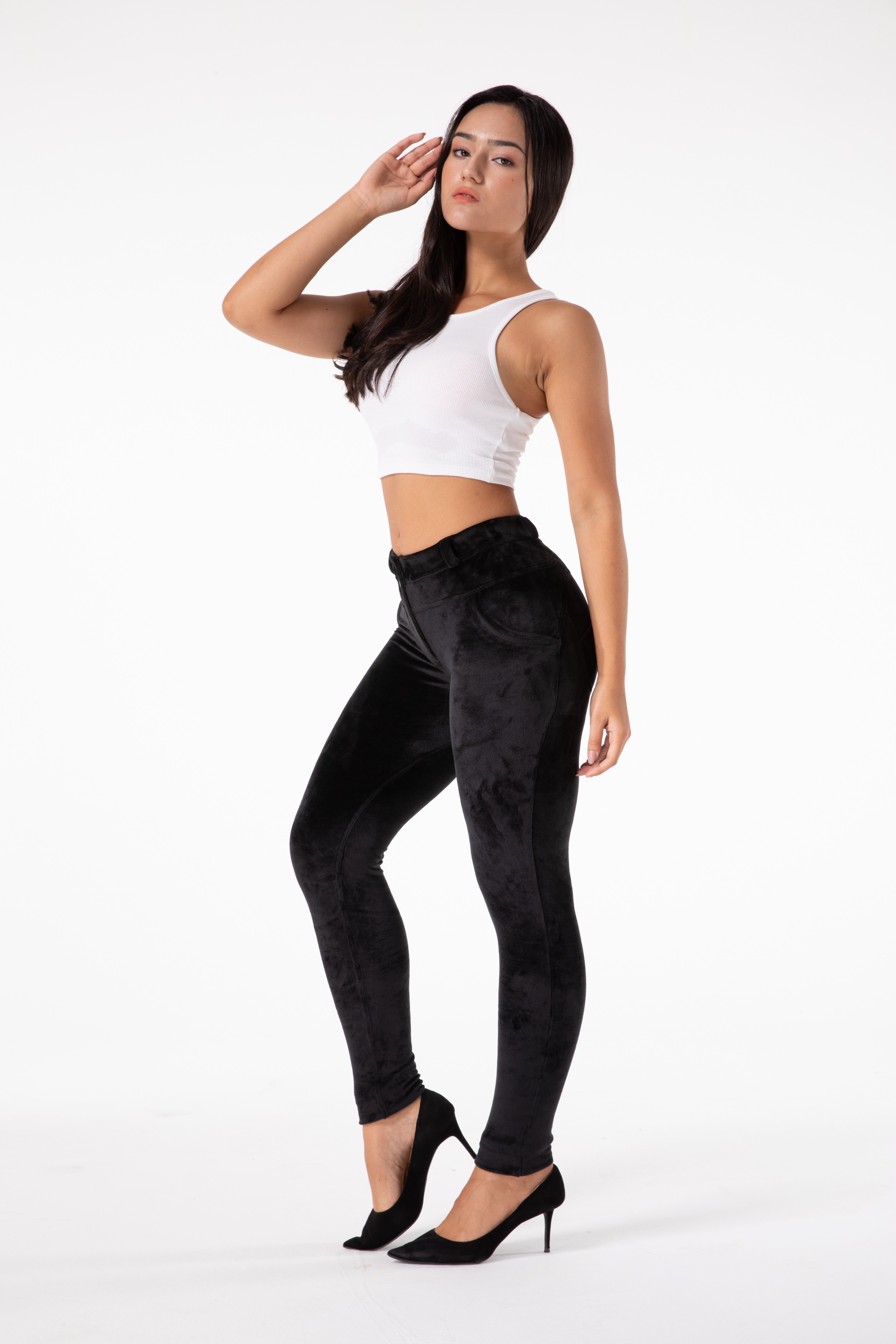 Pantaloni attillati di velluto nero