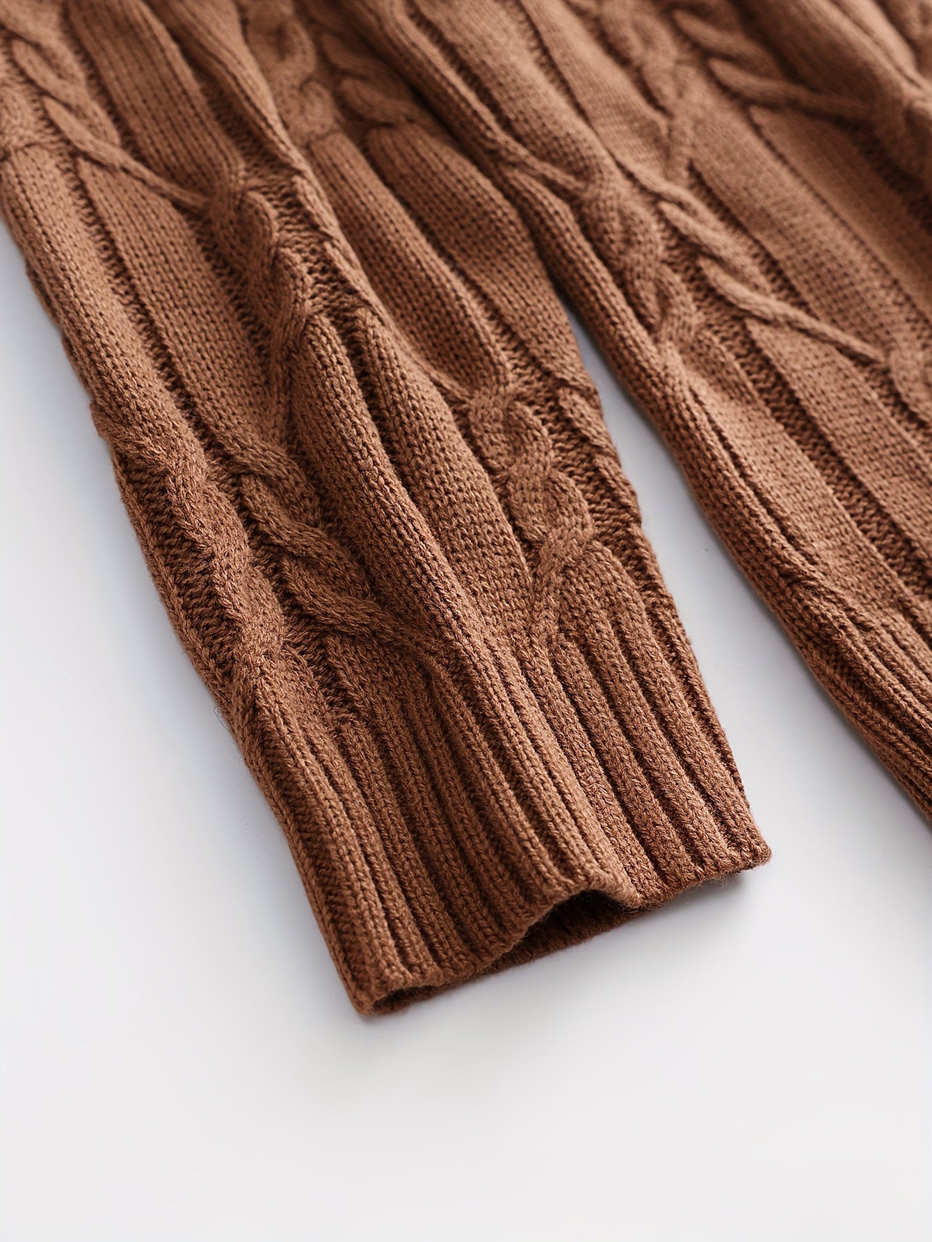 Maglione marrone lavorato a maglia per uomo