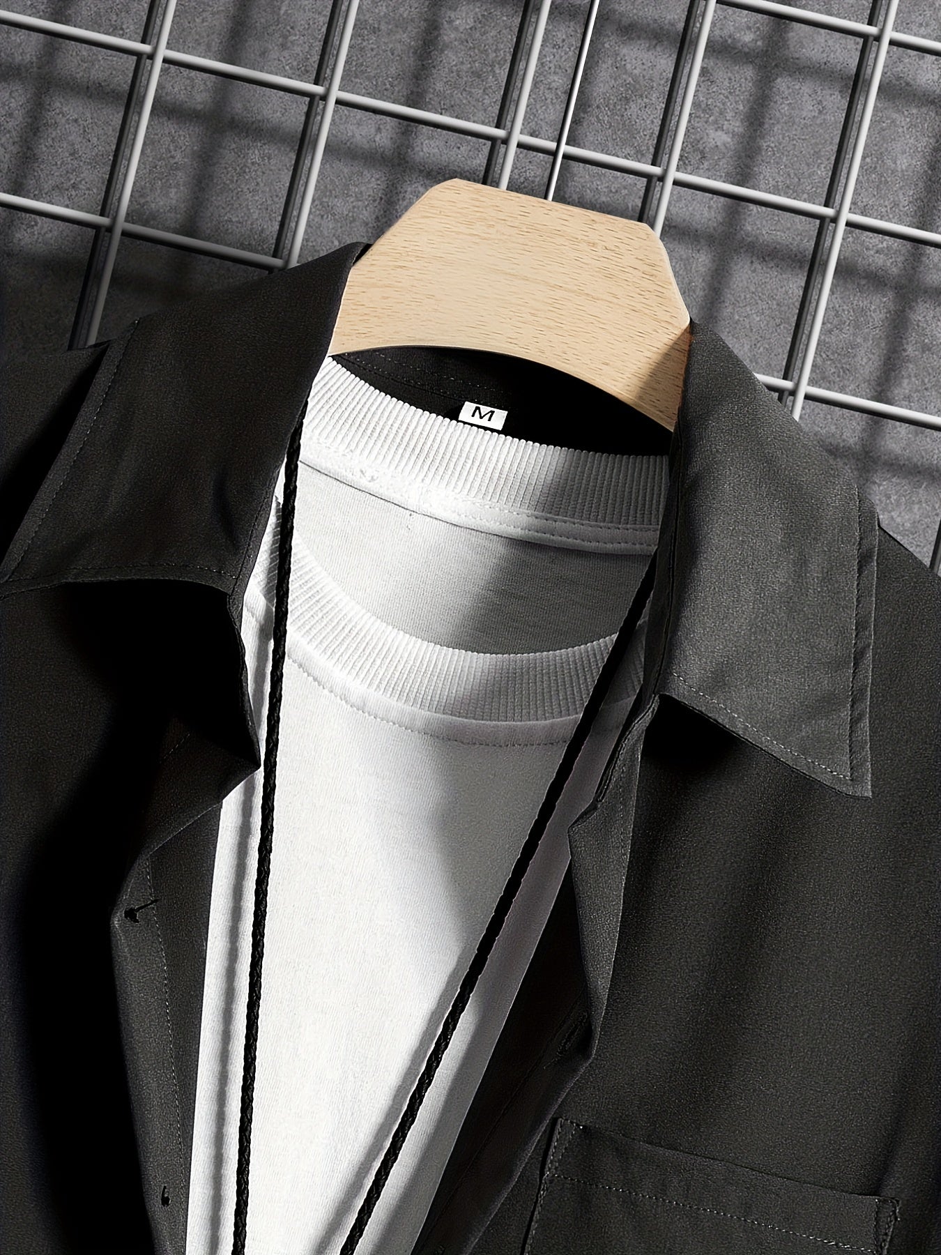 Set casual composto da camicia a maniche corte con revers con chiusura a bottoni e pantaloncini con coulisse