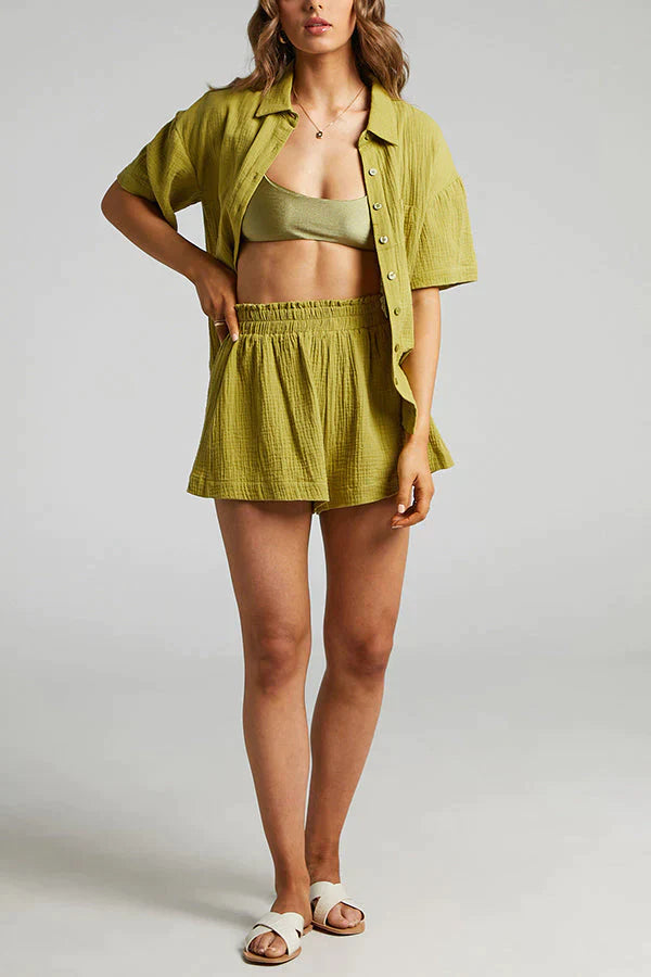 Completo con camicia ampia a righe e pantaloncini da donna