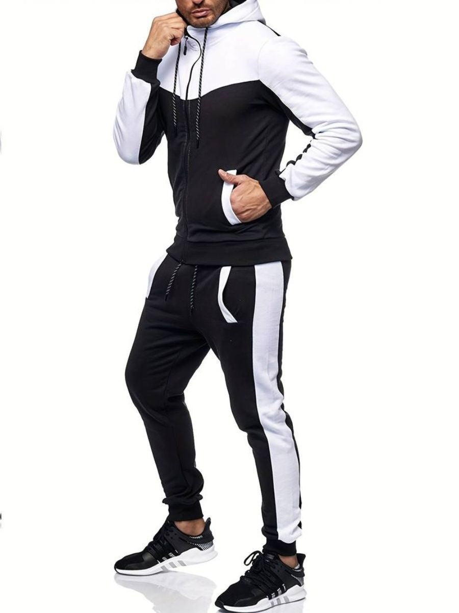 felpa con cappuccio e pantaloni della tuta