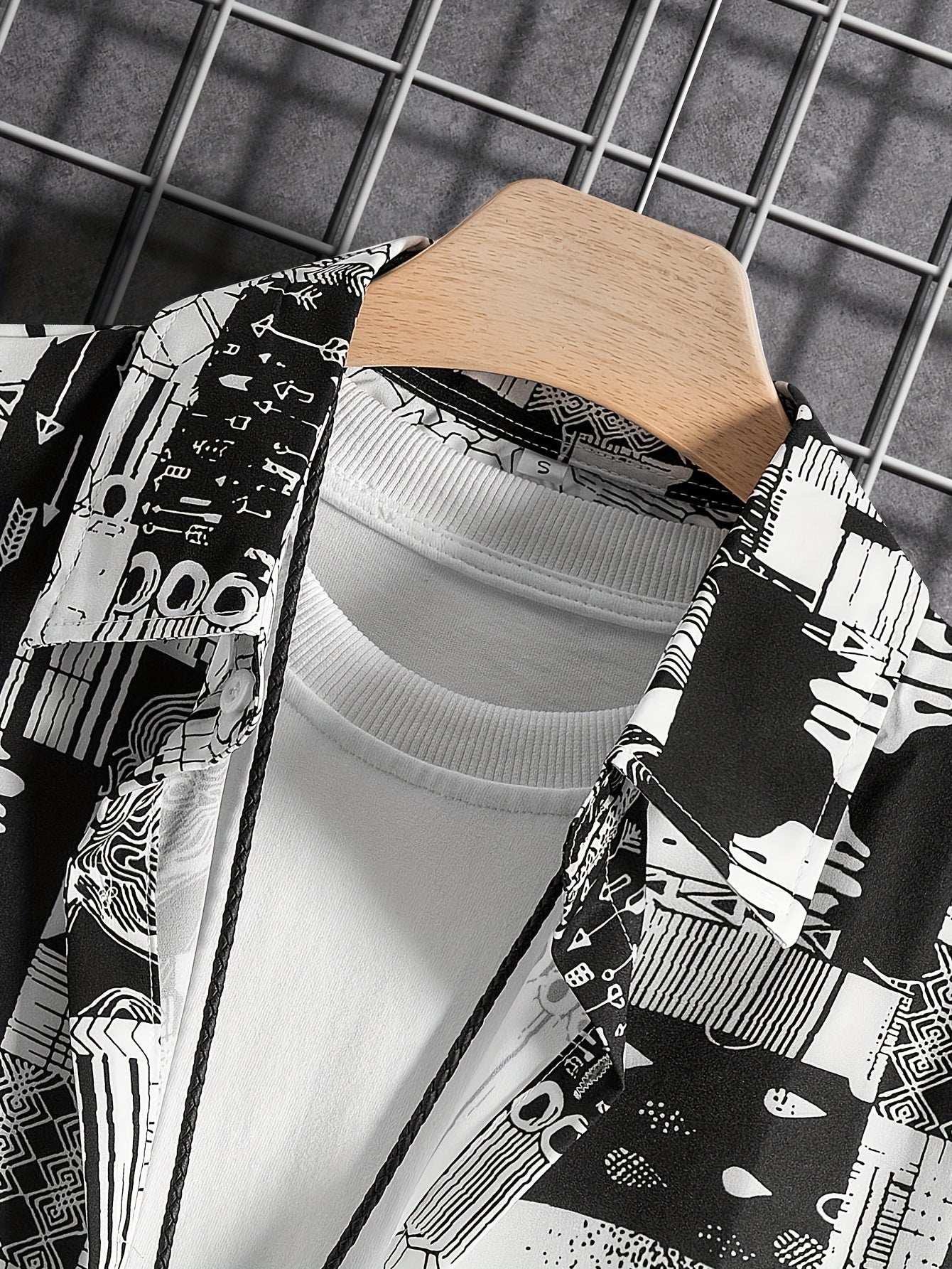 Camicia nera casual con maniche corte e diversi modelli