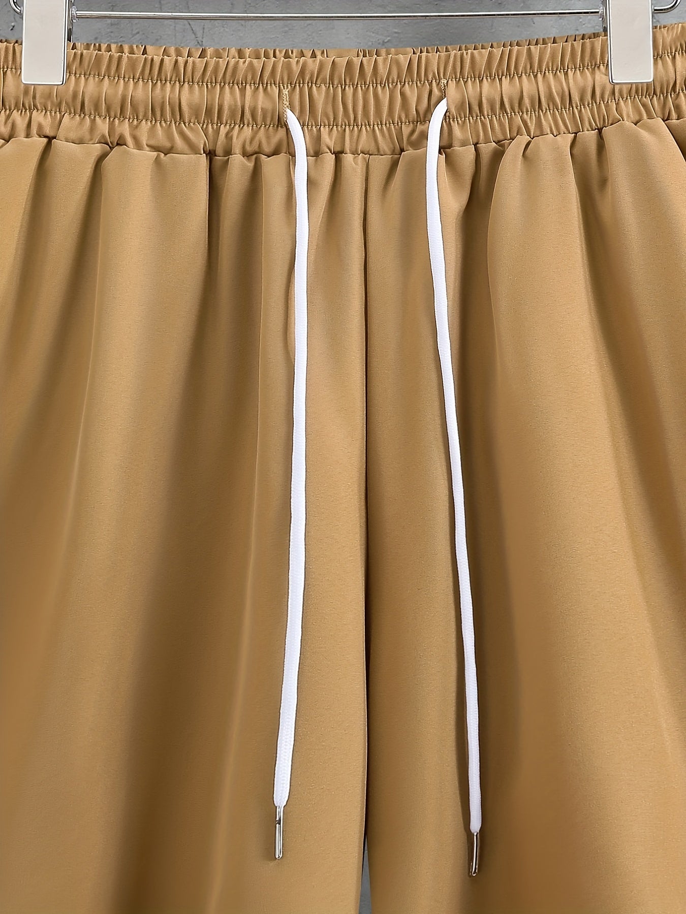 Set casual composto da camicia a maniche corte con revers con chiusura a bottoni e pantaloncini con coulisse