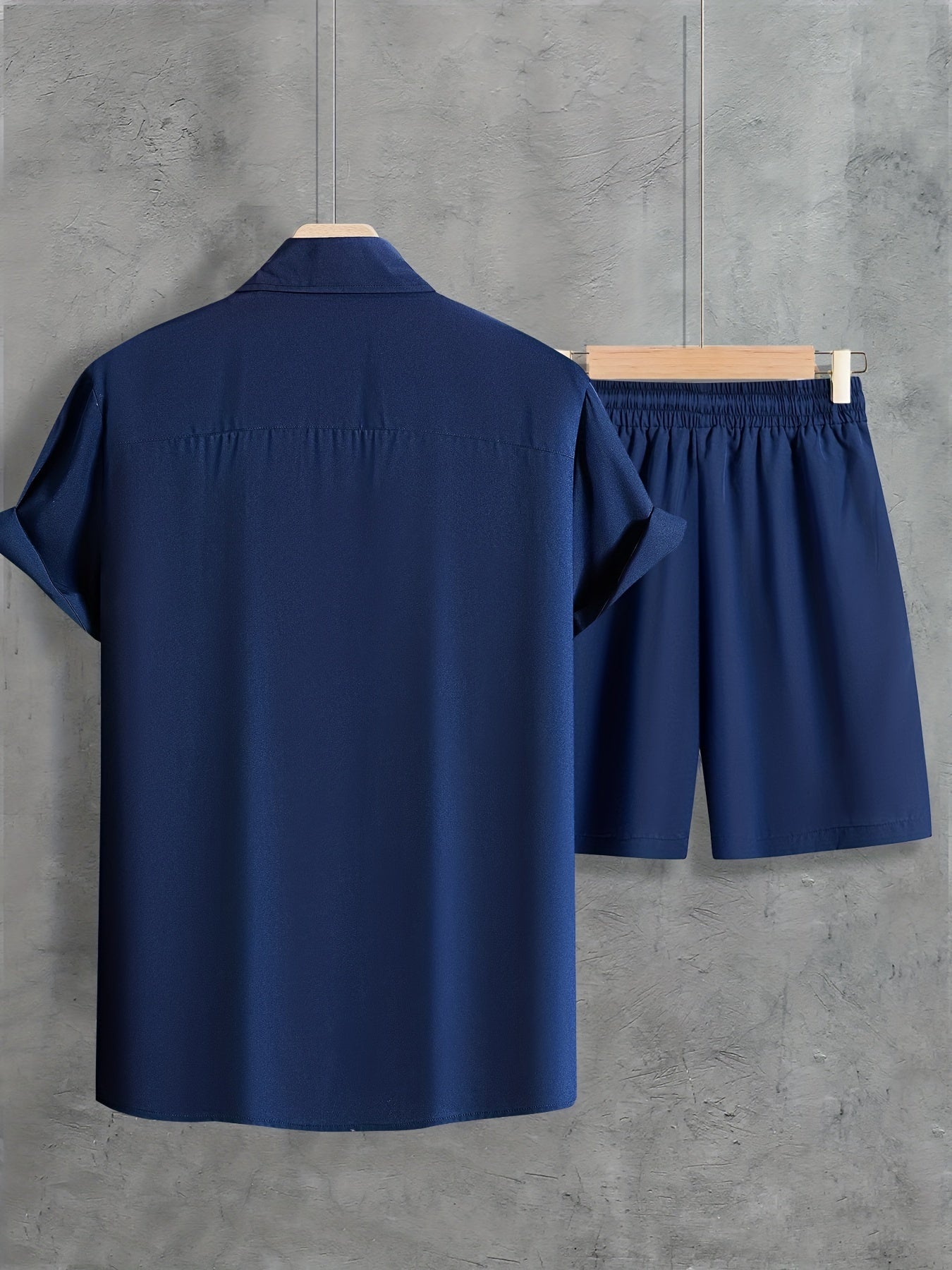 Set casual composto da camicia a maniche corte con revers con chiusura a bottoni e pantaloncini con coulisse