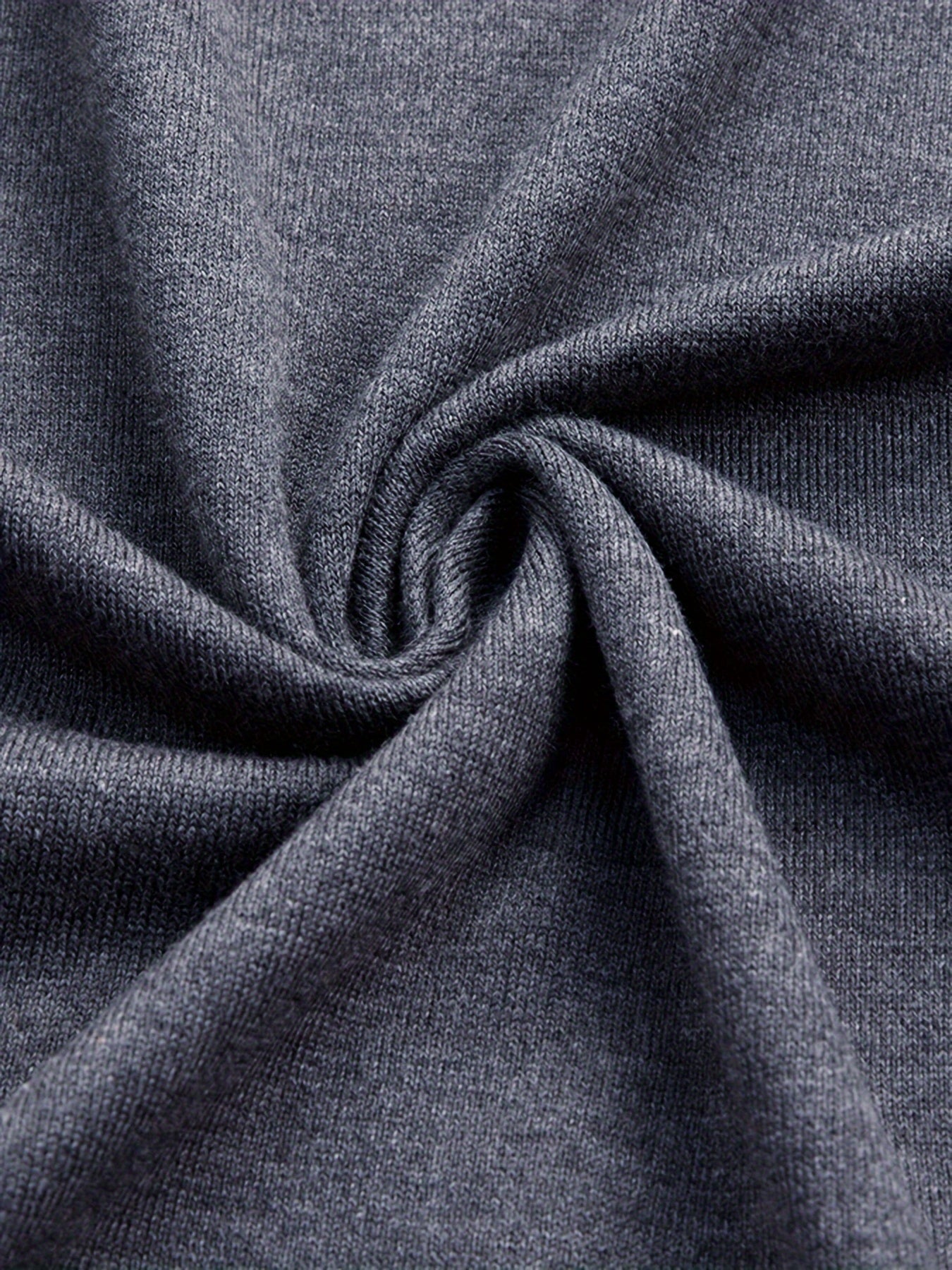 Elegante maglione con risvolto a righe da uomo