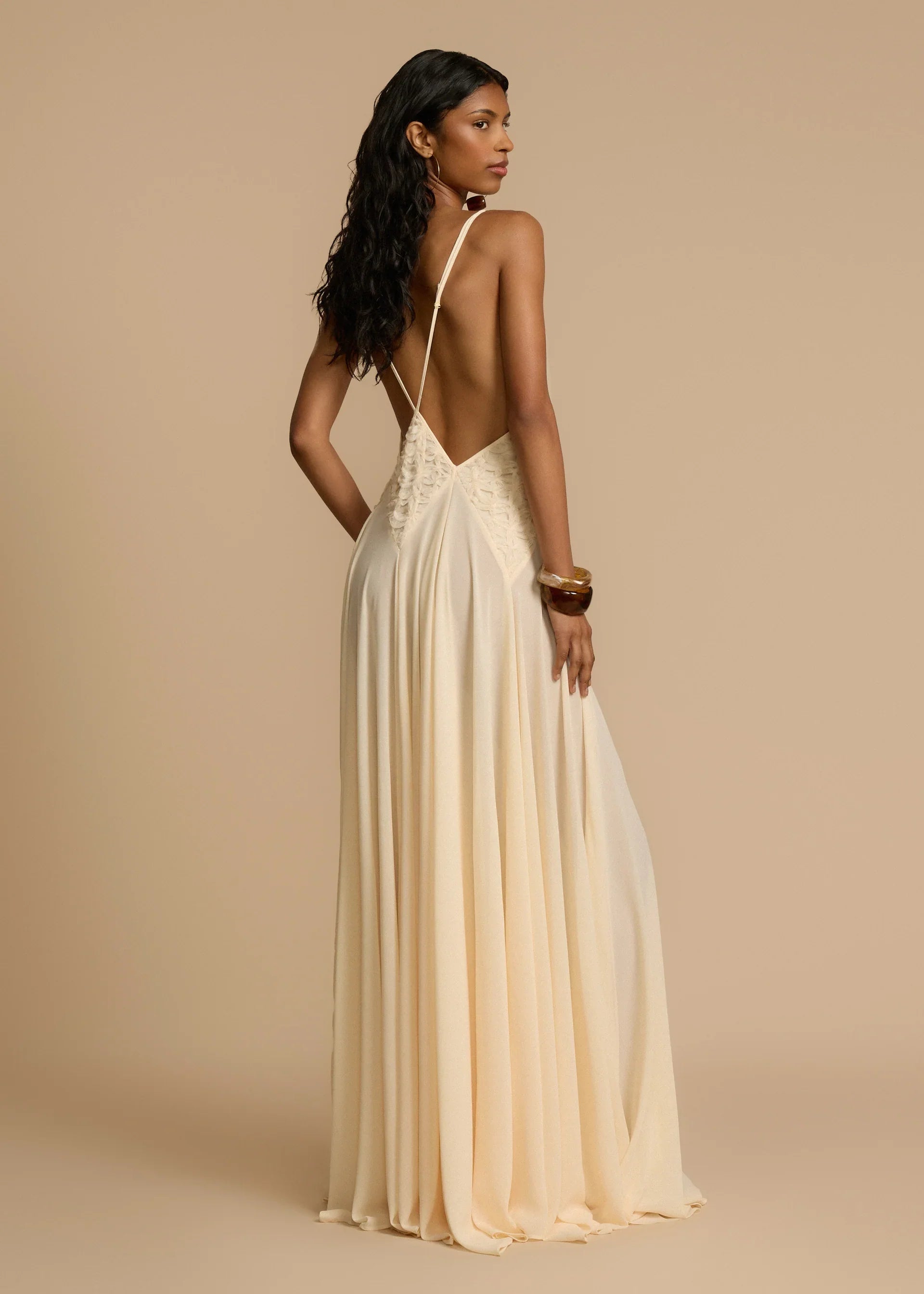 Abito lungo con scollatura in pizzo e cuciture traforate