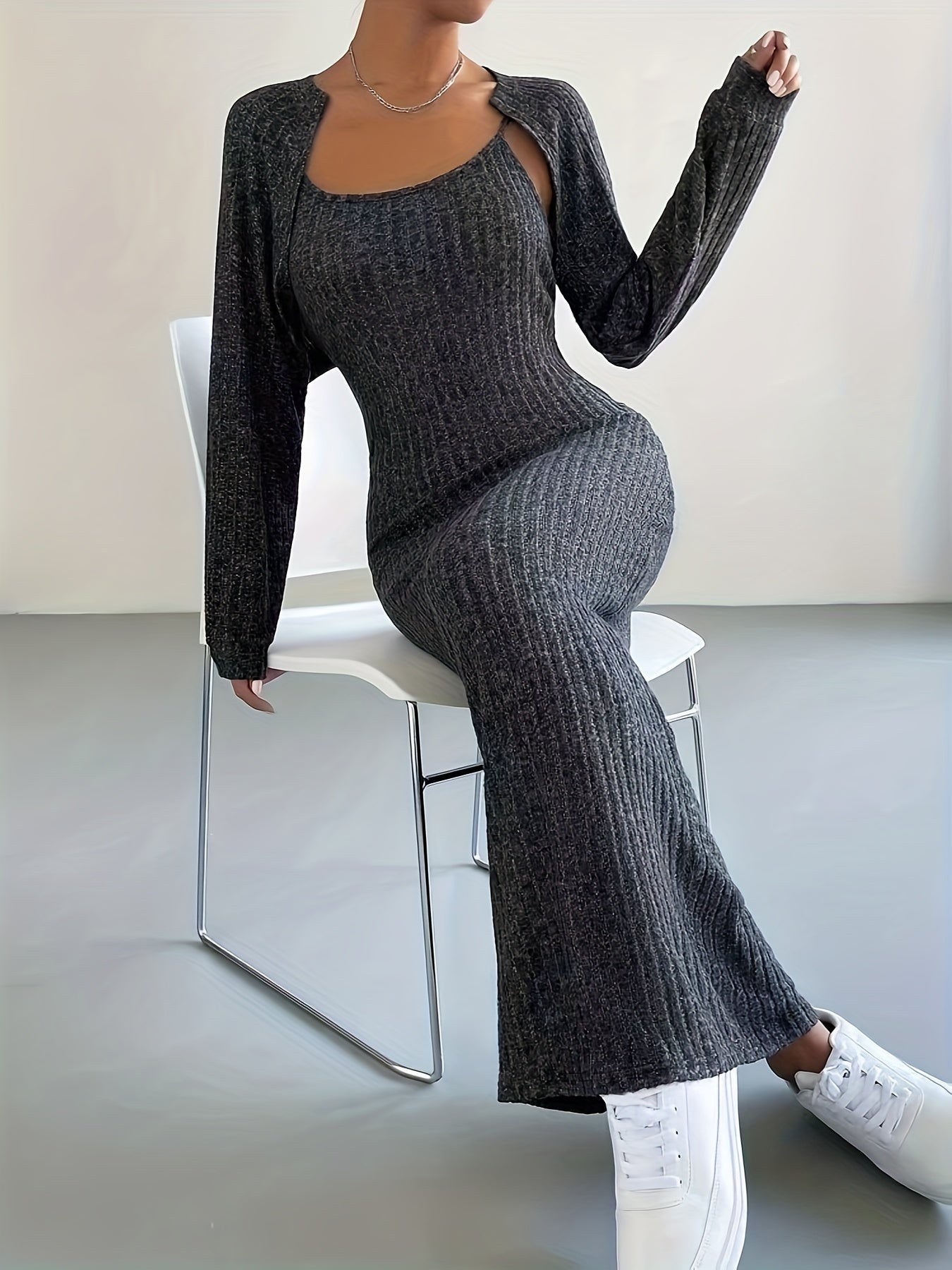 Abito slim senza maniche a coste e cardigan cropped con maniche lunghe