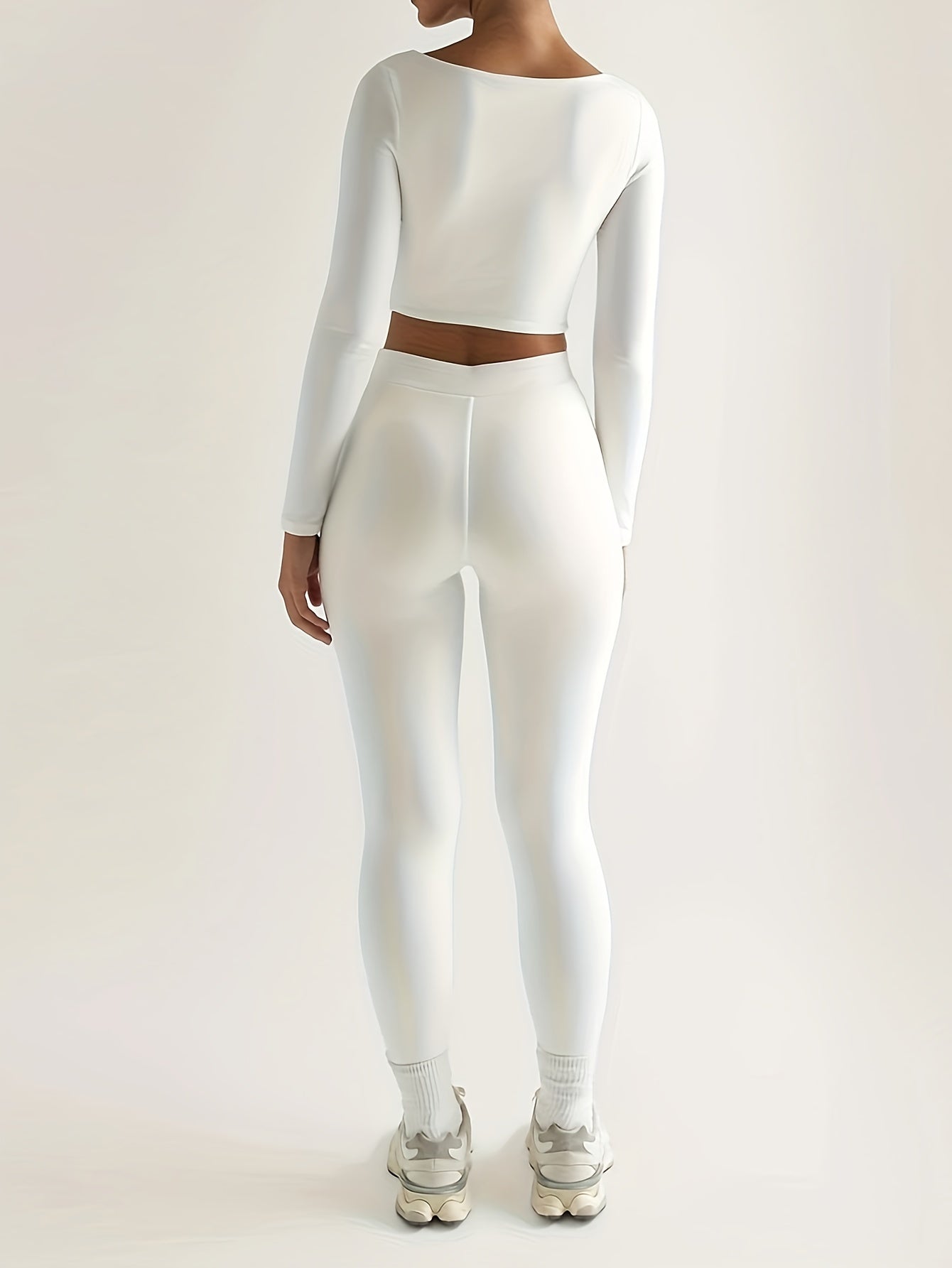 Set sportivo composto da top corto a maniche lunghe e pantaloni skinny a vita alta