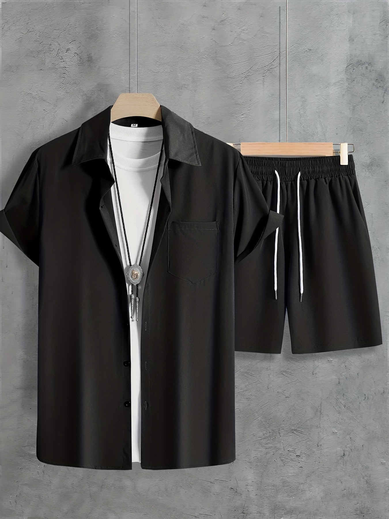 Set casual composto da camicia a maniche corte con revers con chiusura a bottoni e pantaloncini con coulisse