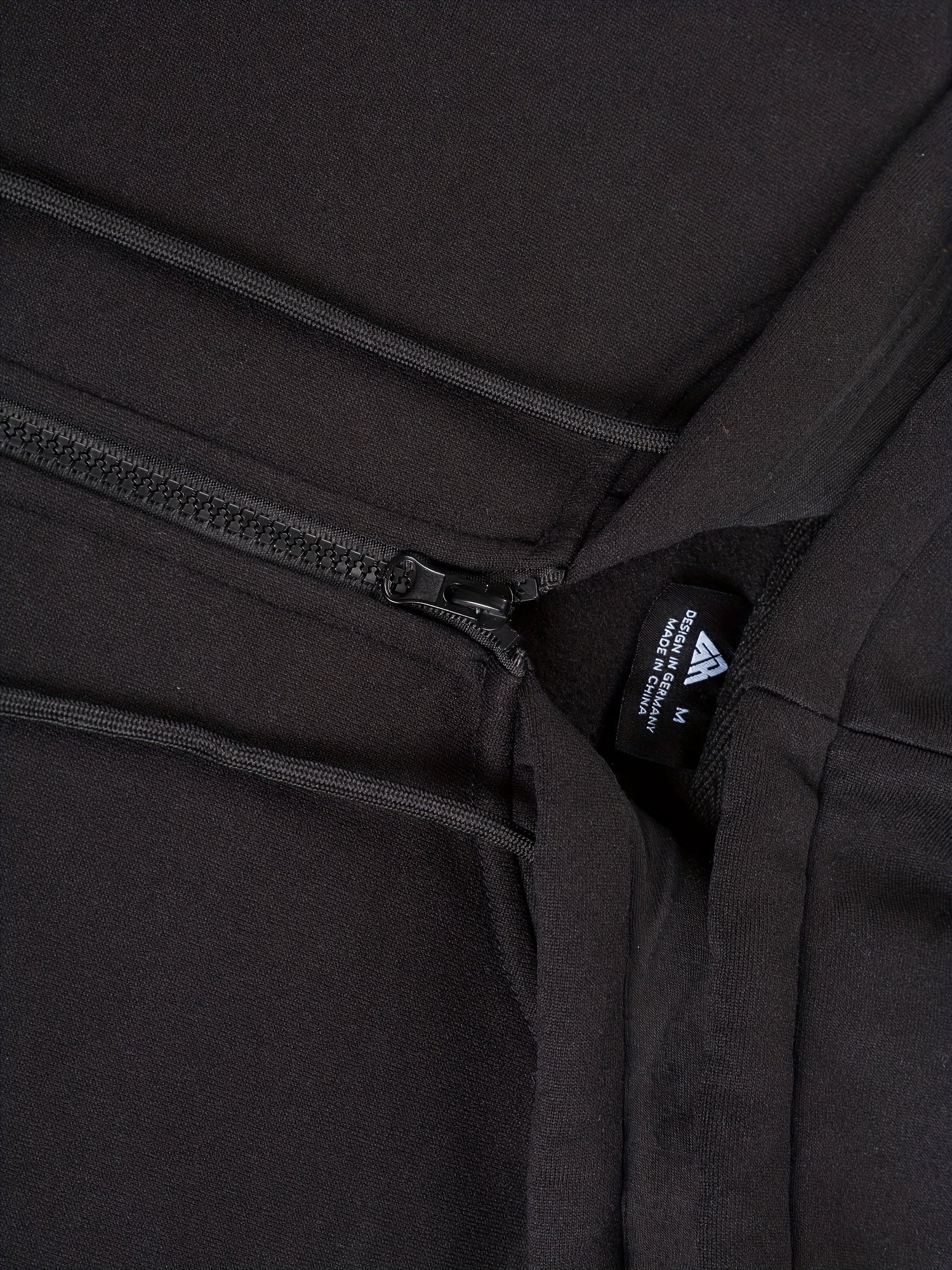 Felpa nera sportiva e versatile da uomo