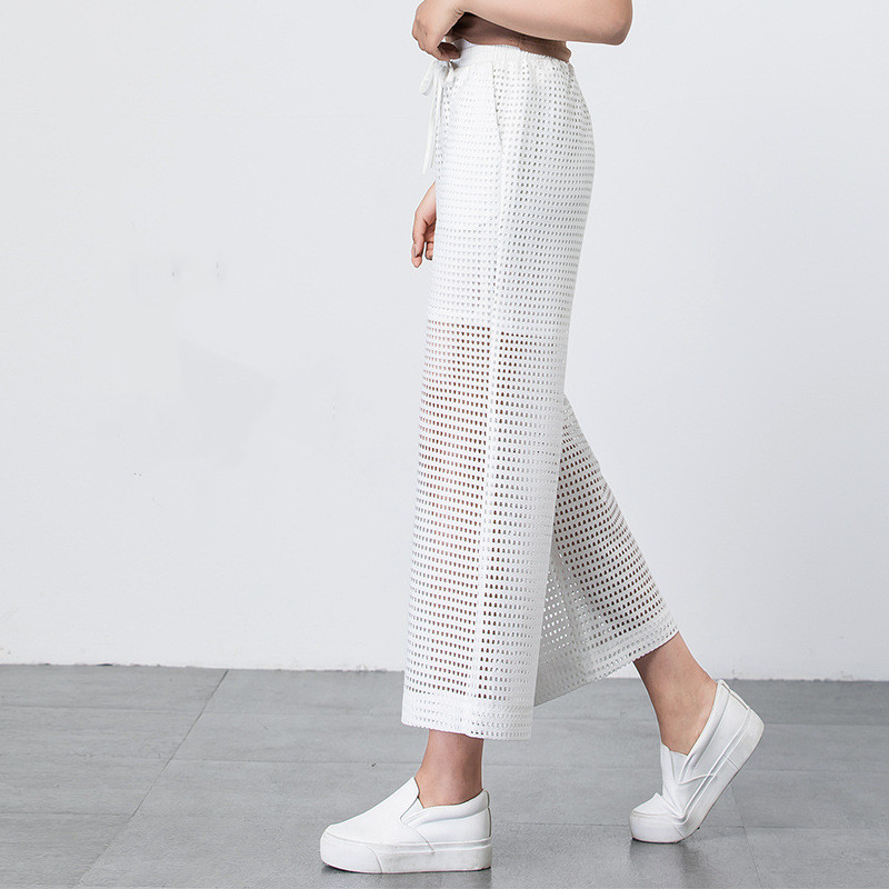 Pantaloni larghi bianchi trasparenti per l'estate