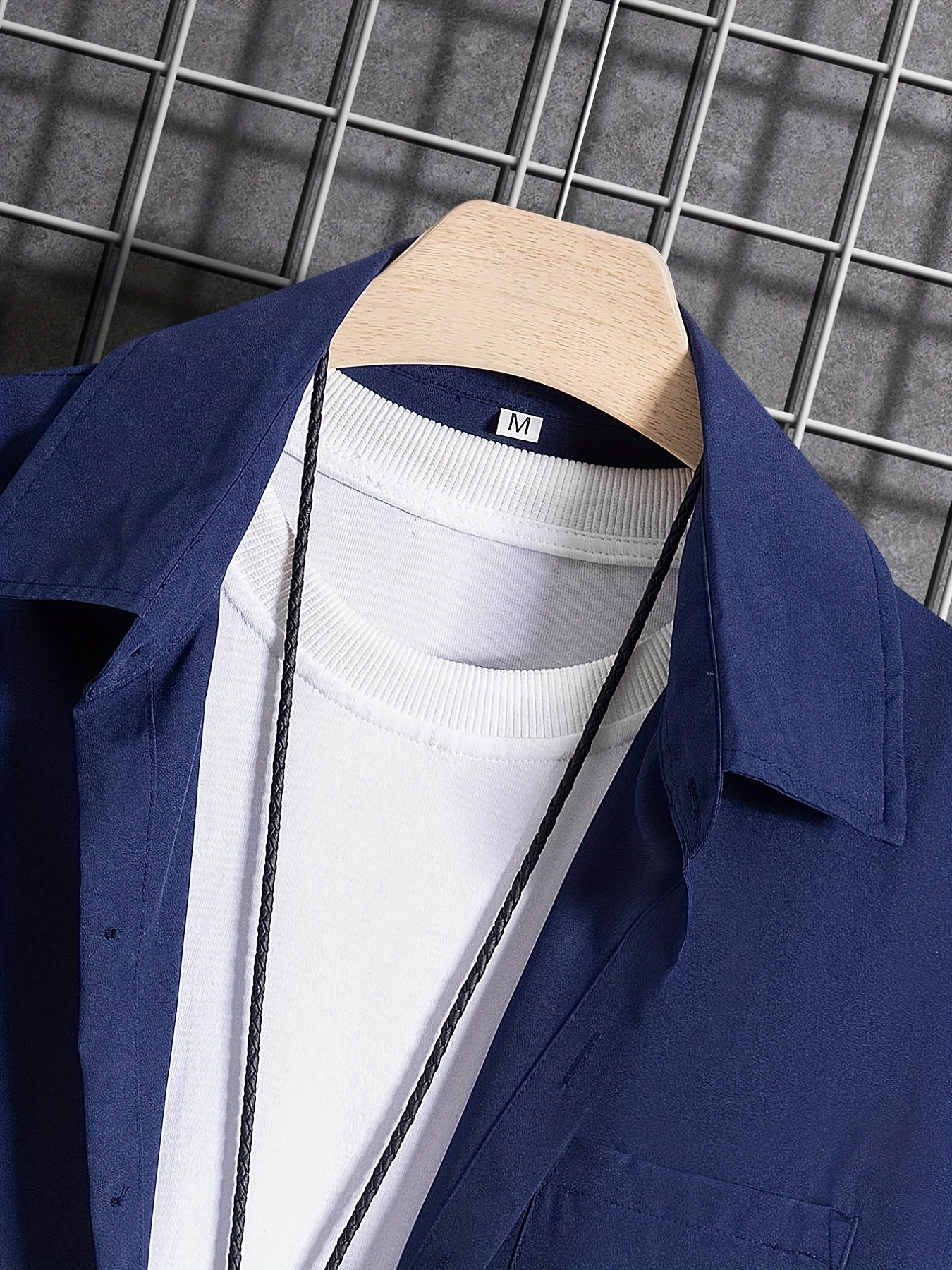 Set casual composto da camicia a maniche corte con revers con chiusura a bottoni e pantaloncini con coulisse