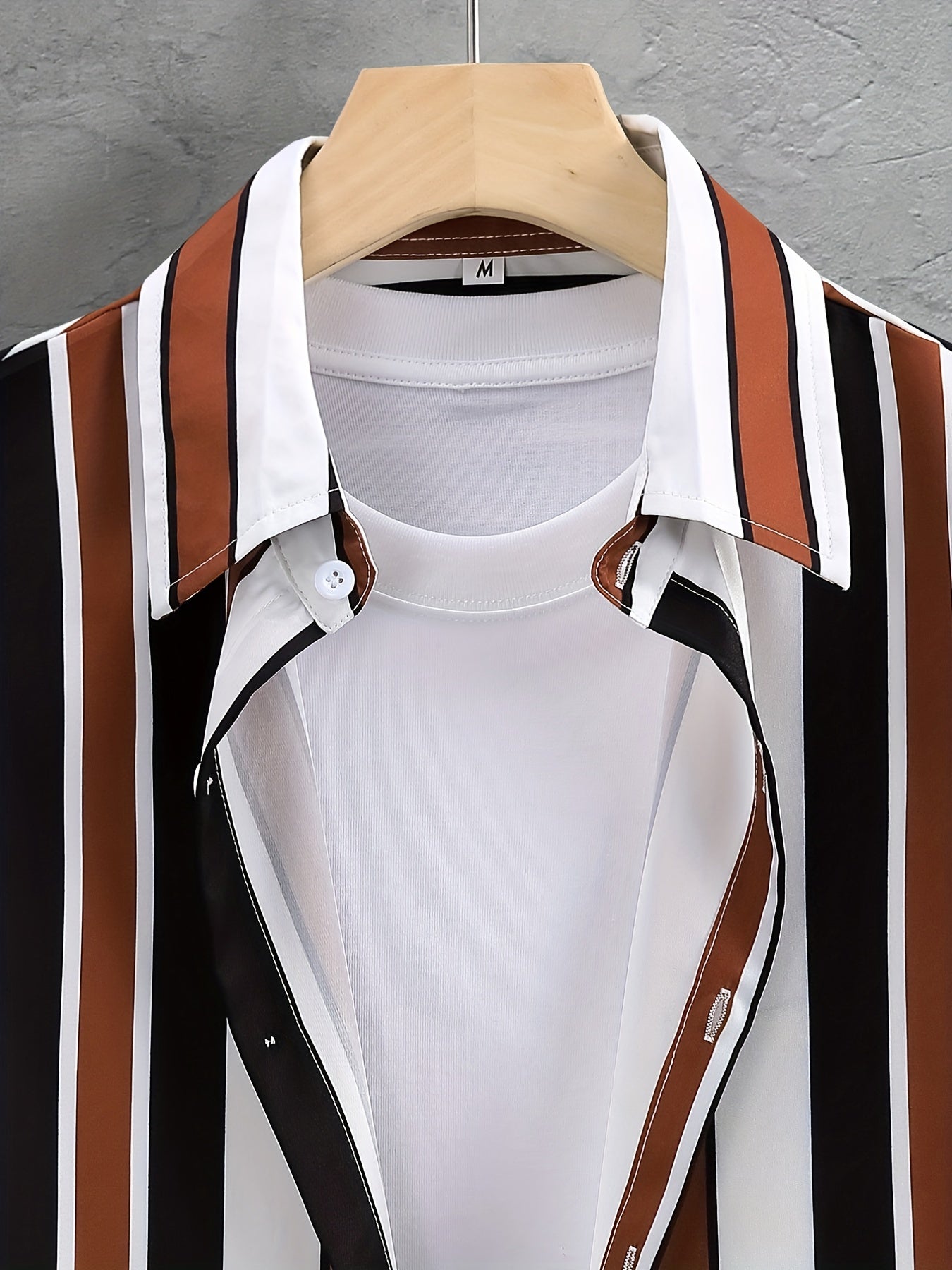 Set composto da camicia a maniche corte con colletto a revers e bottoni e pantaloncini con coulisse