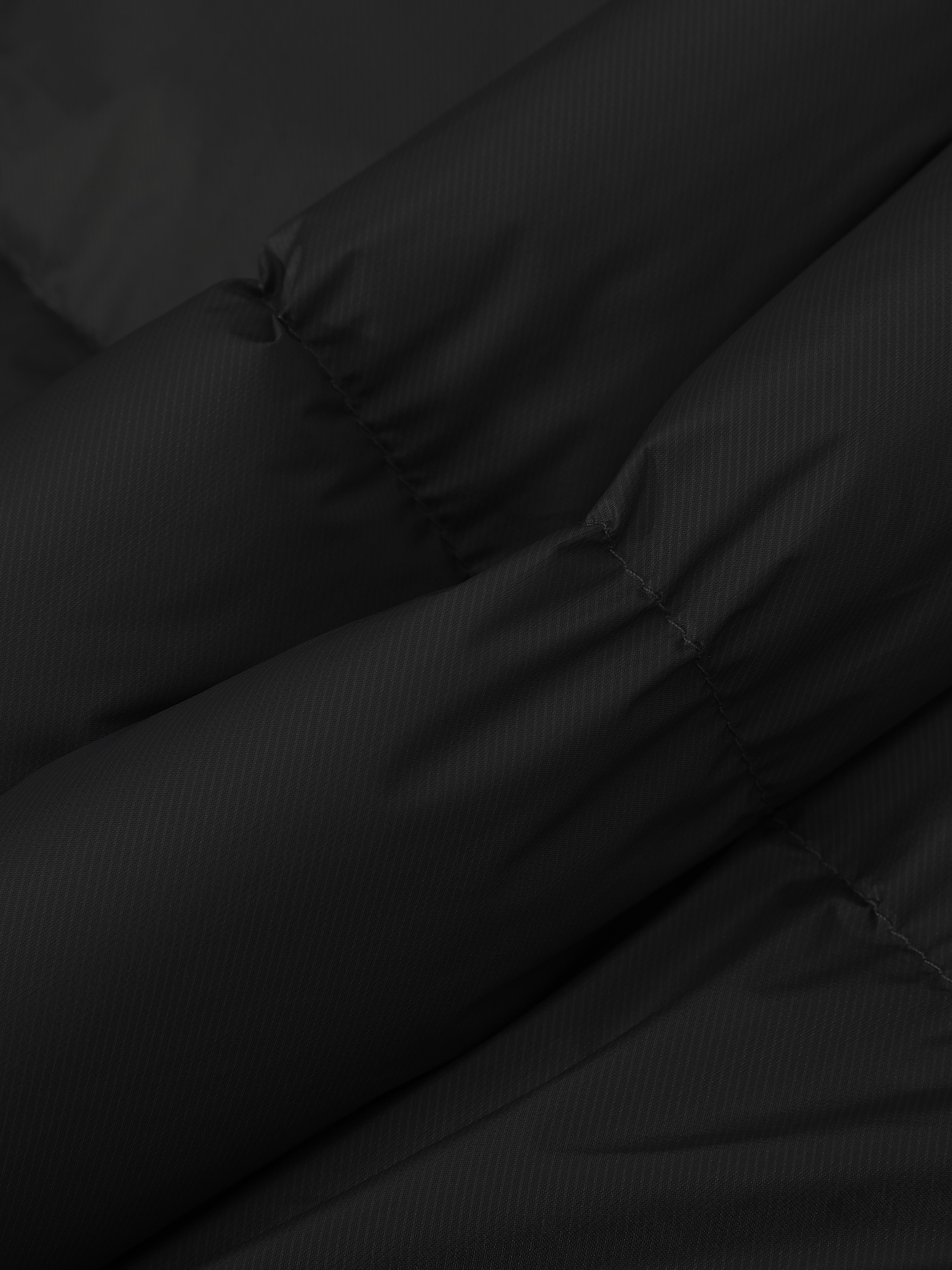 Piumino antivento con collo alto