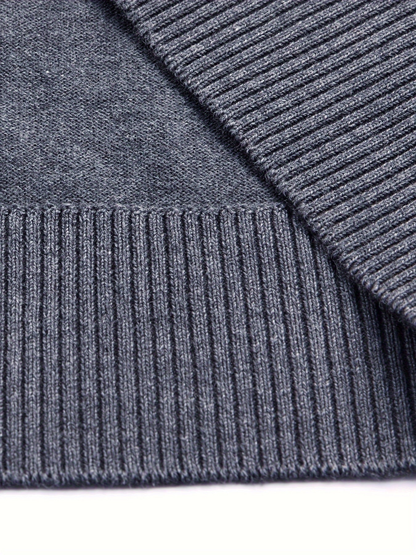 Elegante maglione con risvolto a righe da uomo