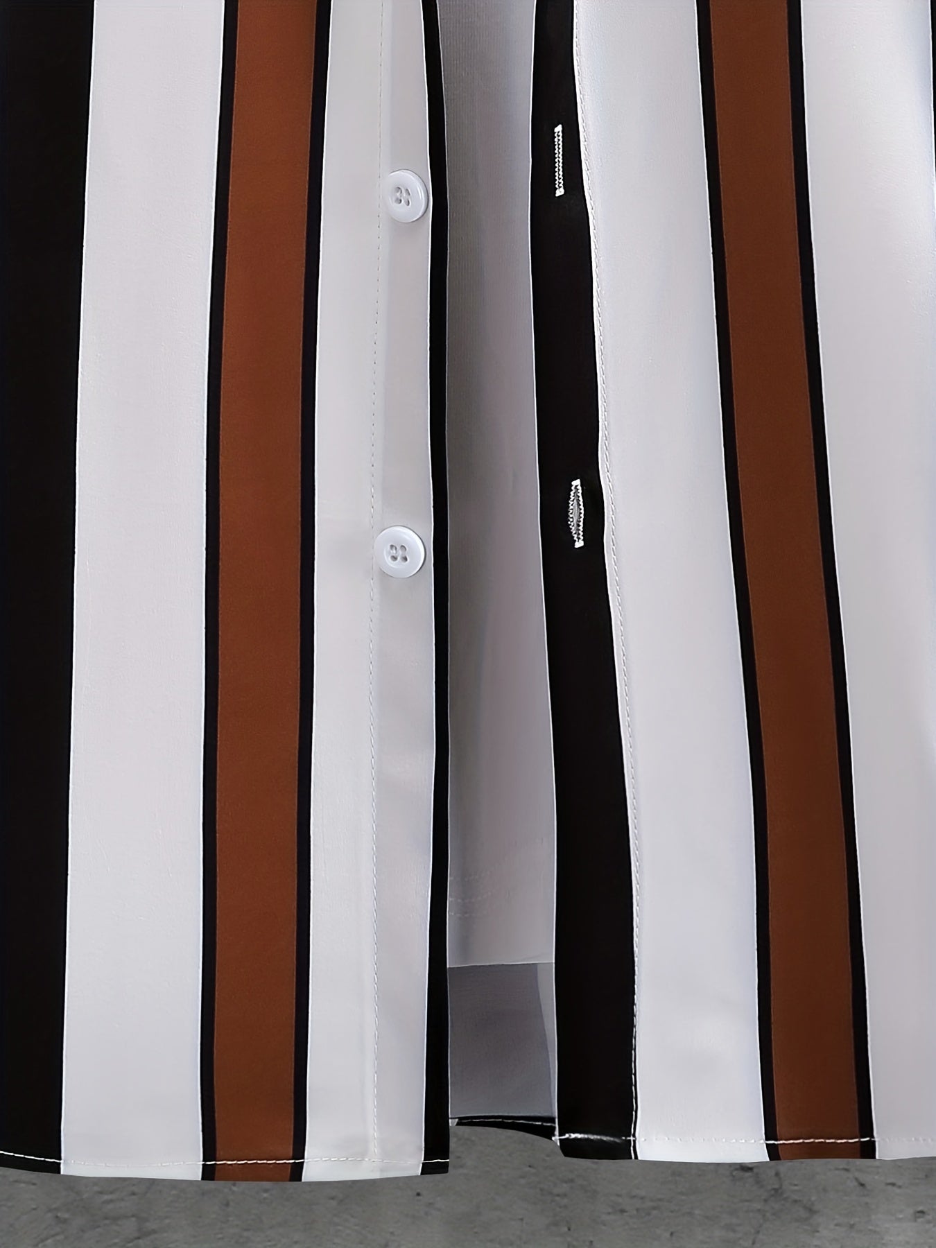 Set composto da camicia a maniche corte con colletto a revers e bottoni e pantaloncini con coulisse