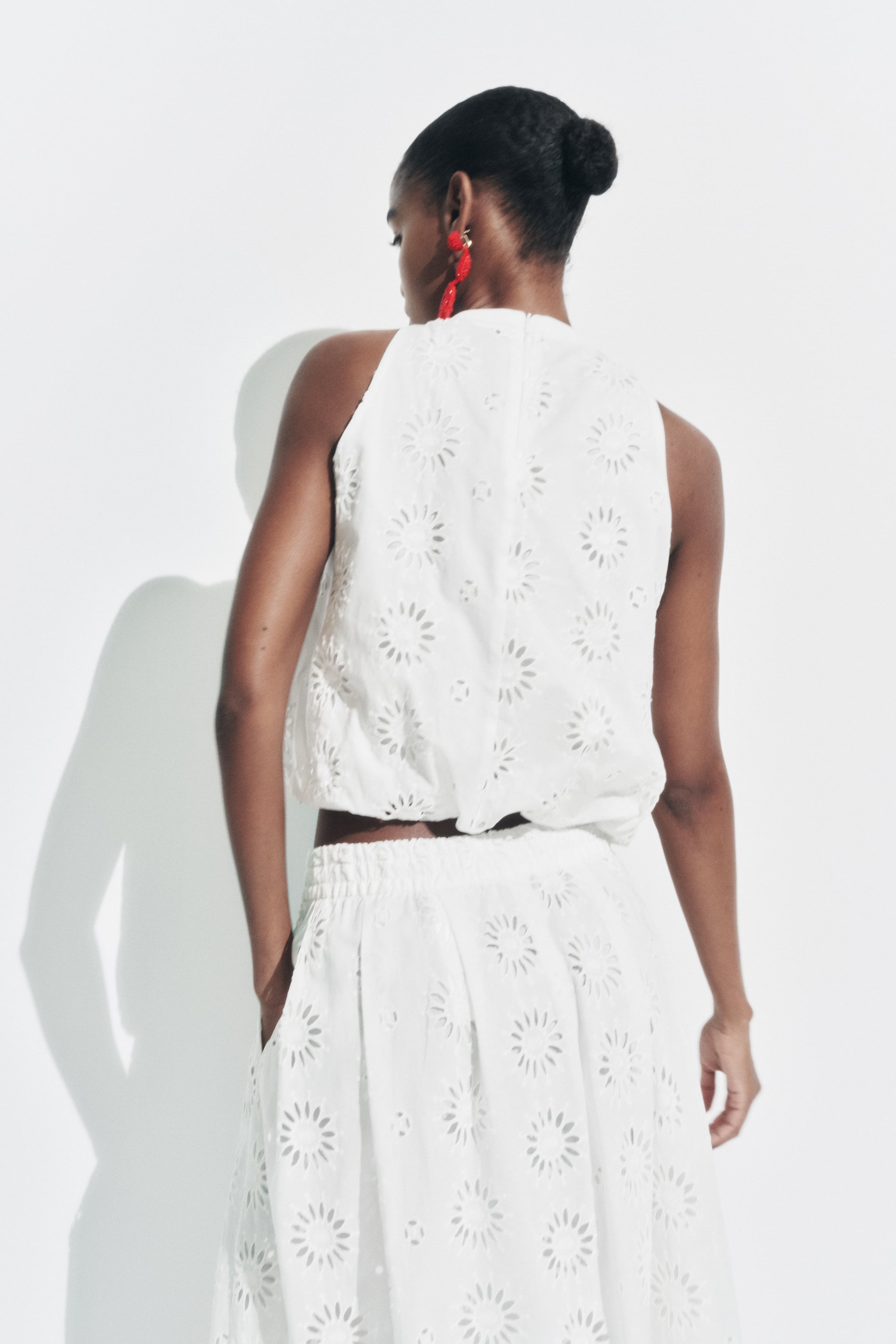 Top bianco ricamato traforato con gonna