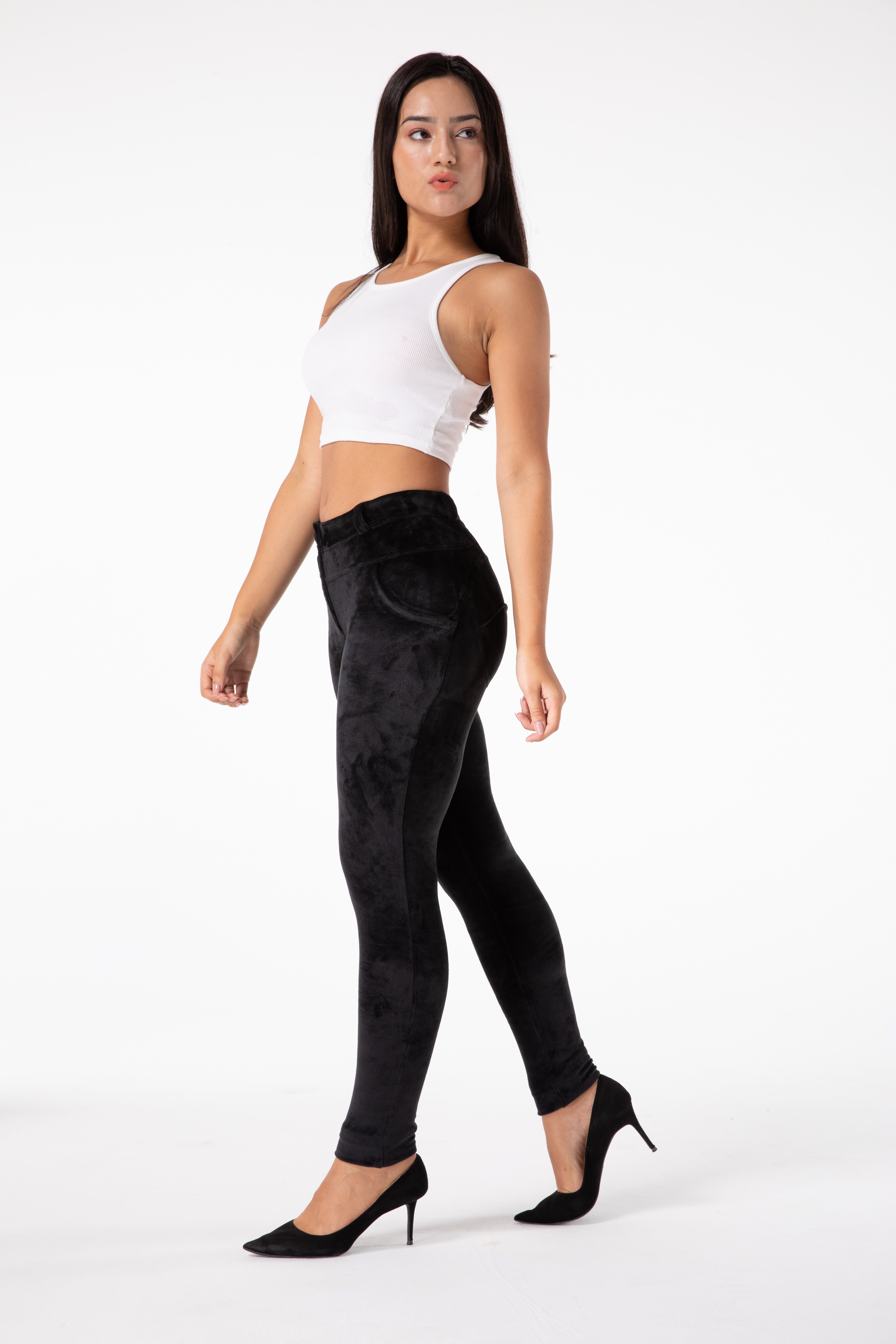 Pantaloni attillati di velluto nero