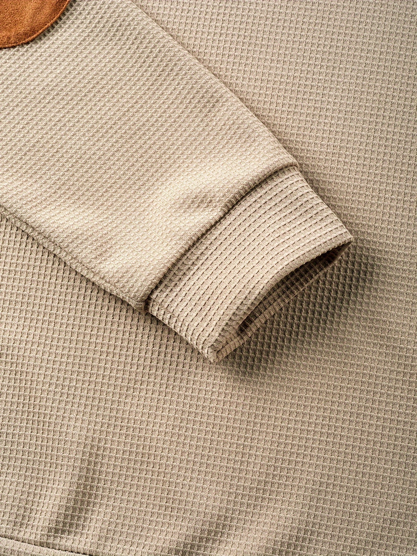 Maglia serafino beige con maniche lunghe e colletto in piedi