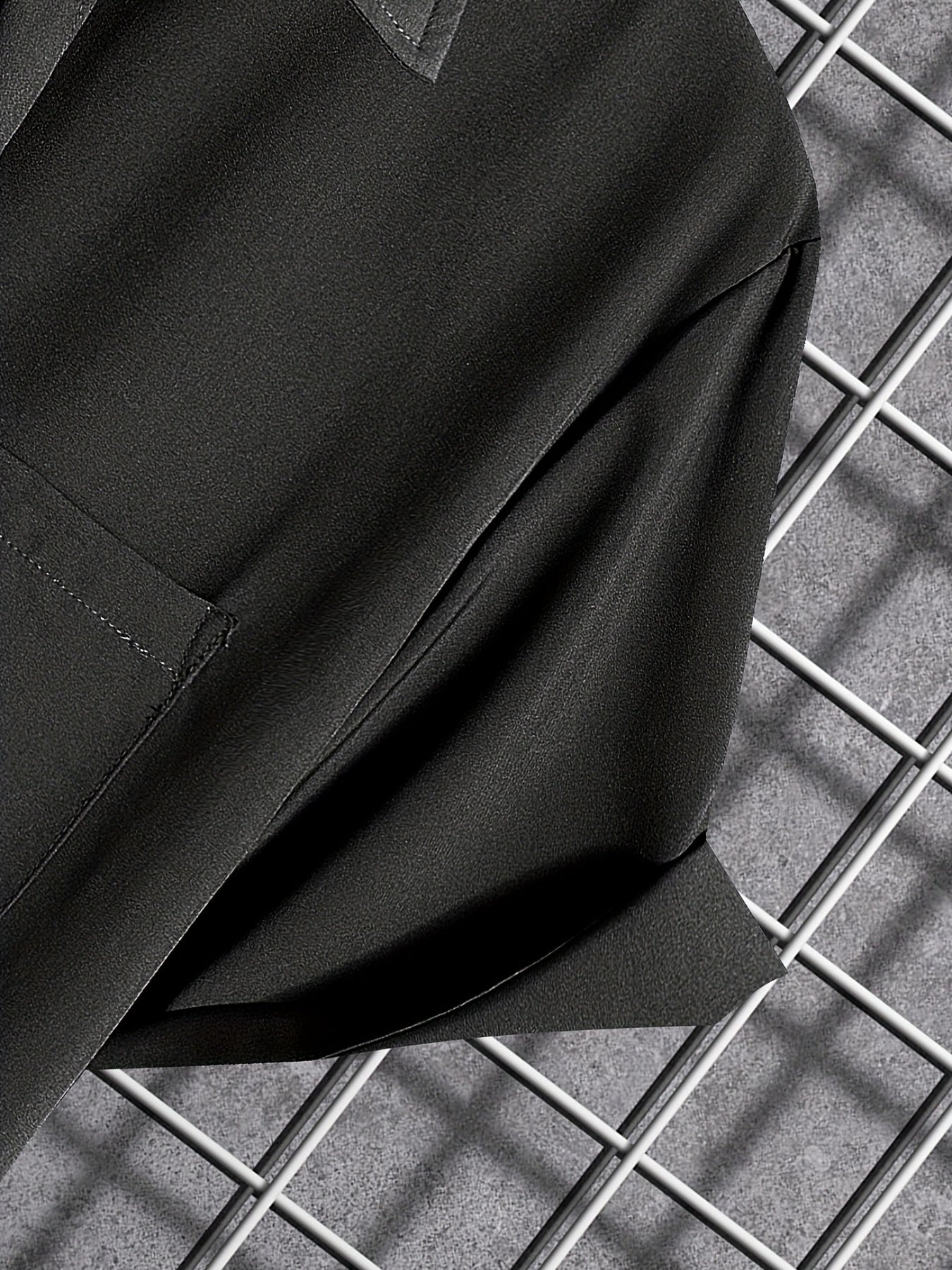 Set casual composto da camicia a maniche corte con revers con chiusura a bottoni e pantaloncini con coulisse