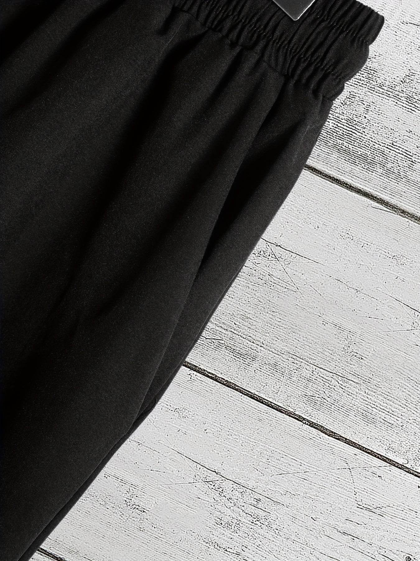 Set casual composto da camicia a maniche corte con revers con chiusura a bottoni e pantaloncini con coulisse