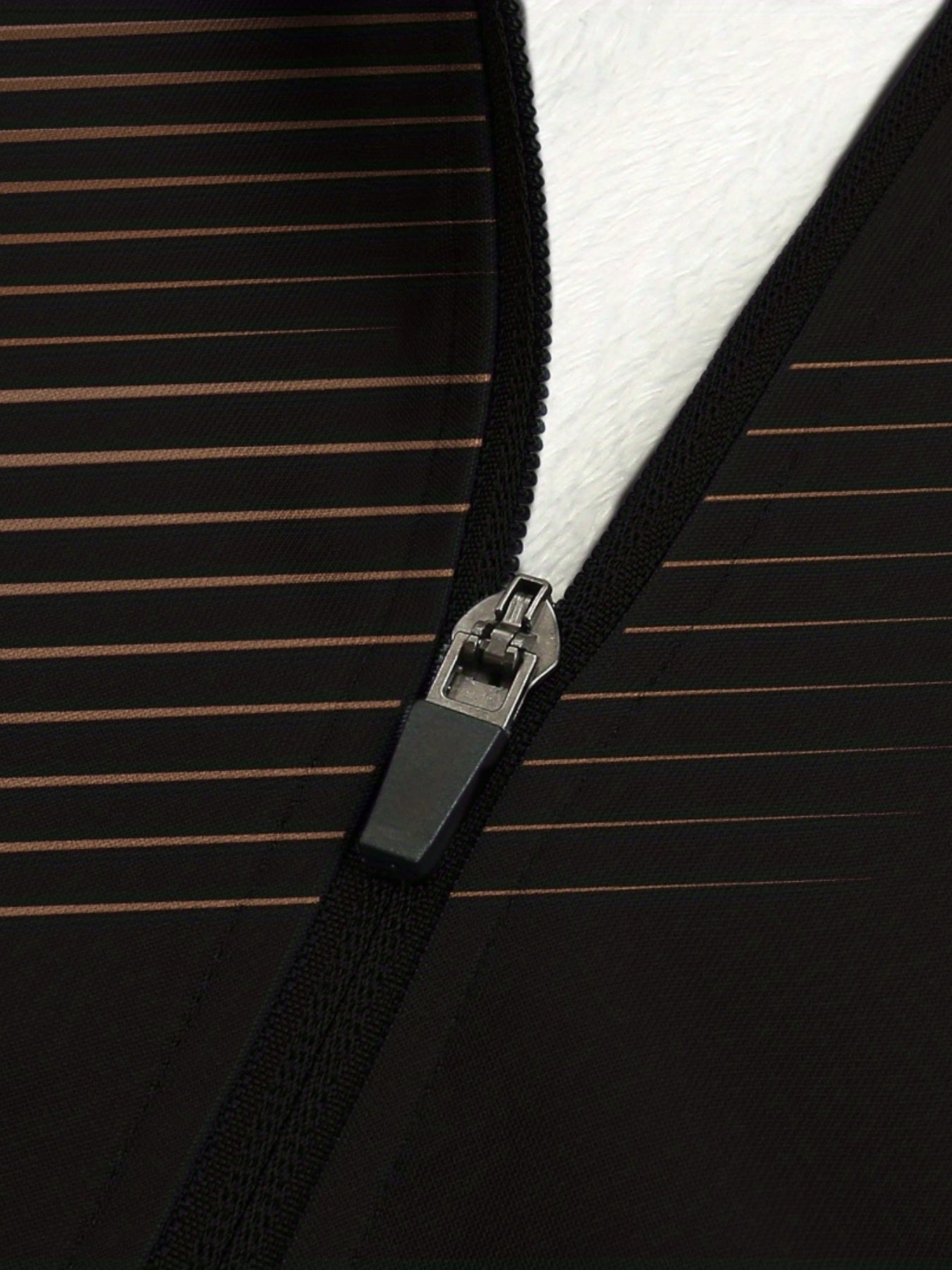 Felpa con cappuccio in pelliccia a righe da uomo