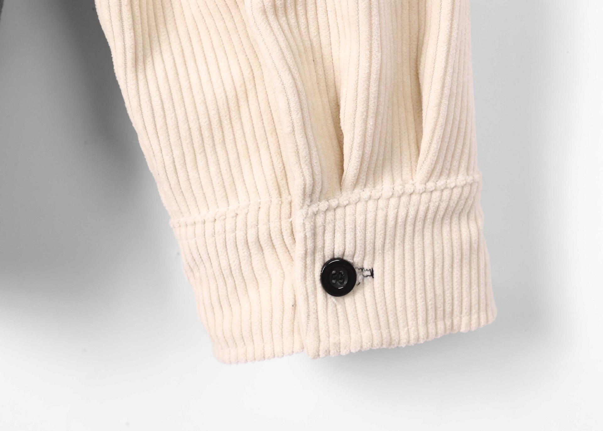 Camicia in velluto a coste con maniche lunghe