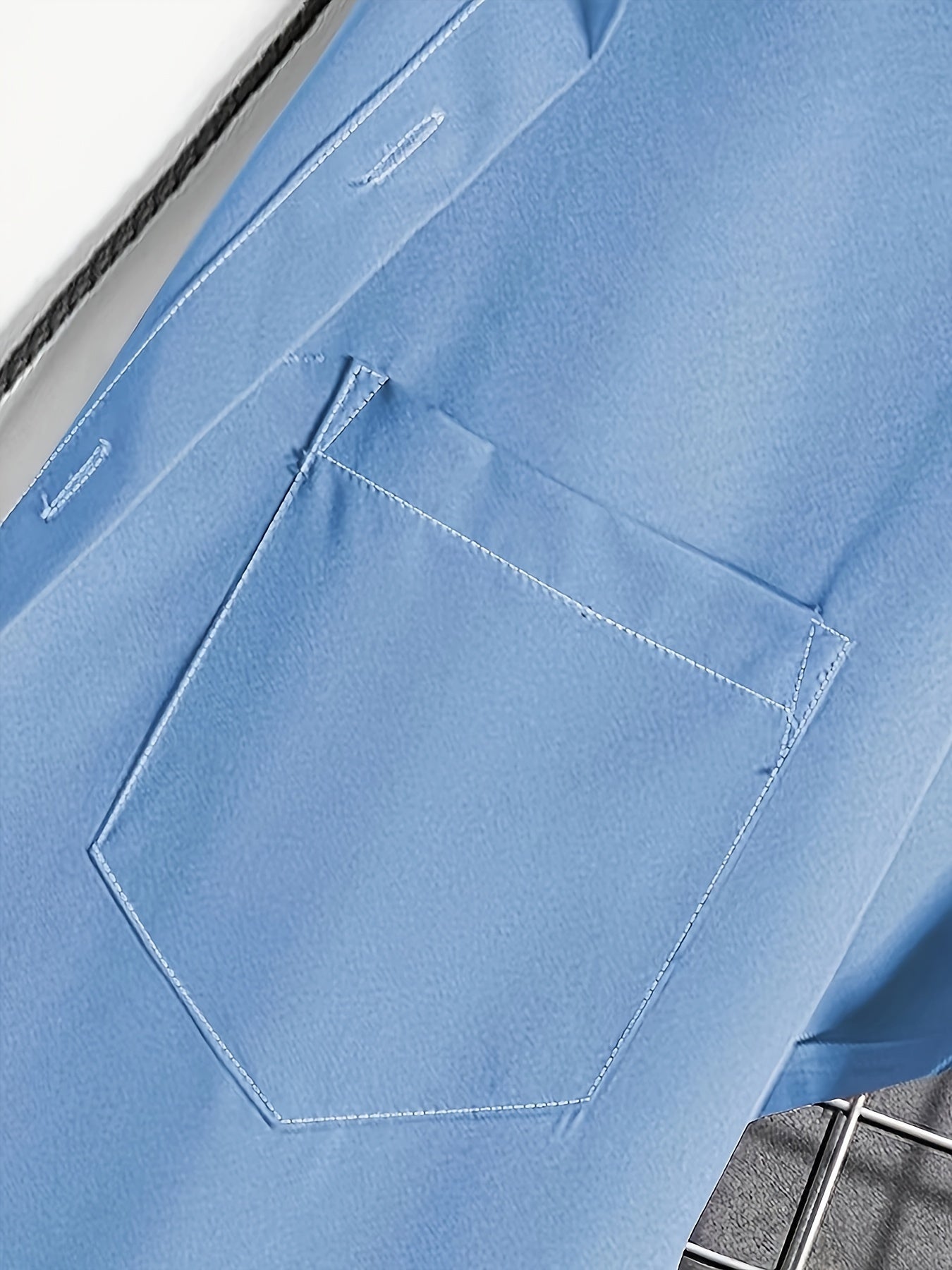 Set casual composto da camicia a maniche corte con revers con chiusura a bottoni e pantaloncini con coulisse