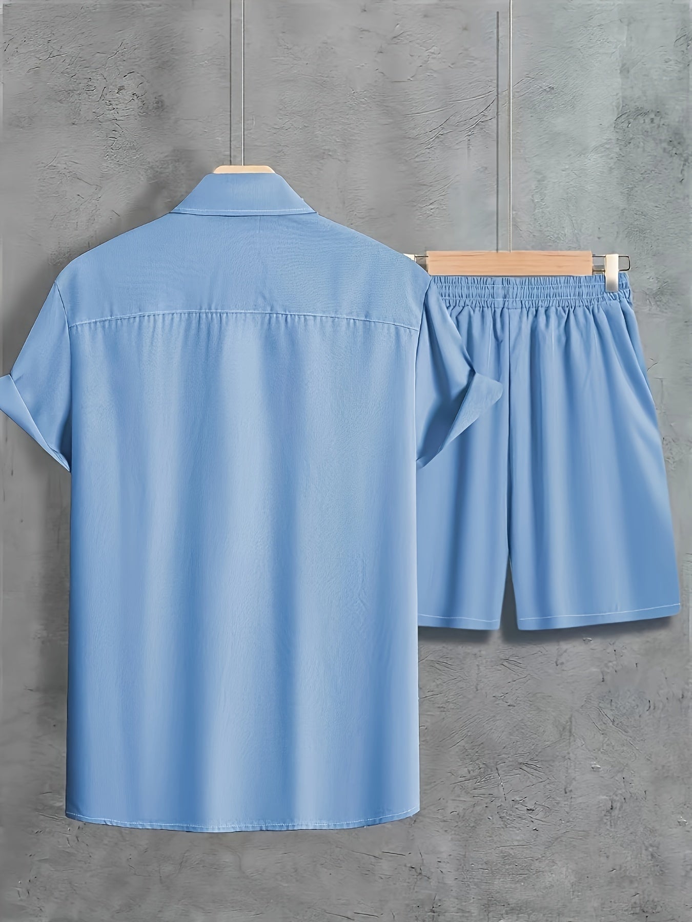 Set casual composto da camicia a maniche corte con revers con chiusura a bottoni e pantaloncini con coulisse