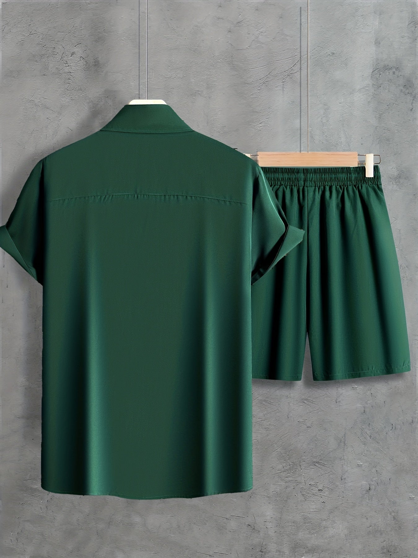 Set casual composto da camicia a maniche corte con revers con chiusura a bottoni e pantaloncini con coulisse