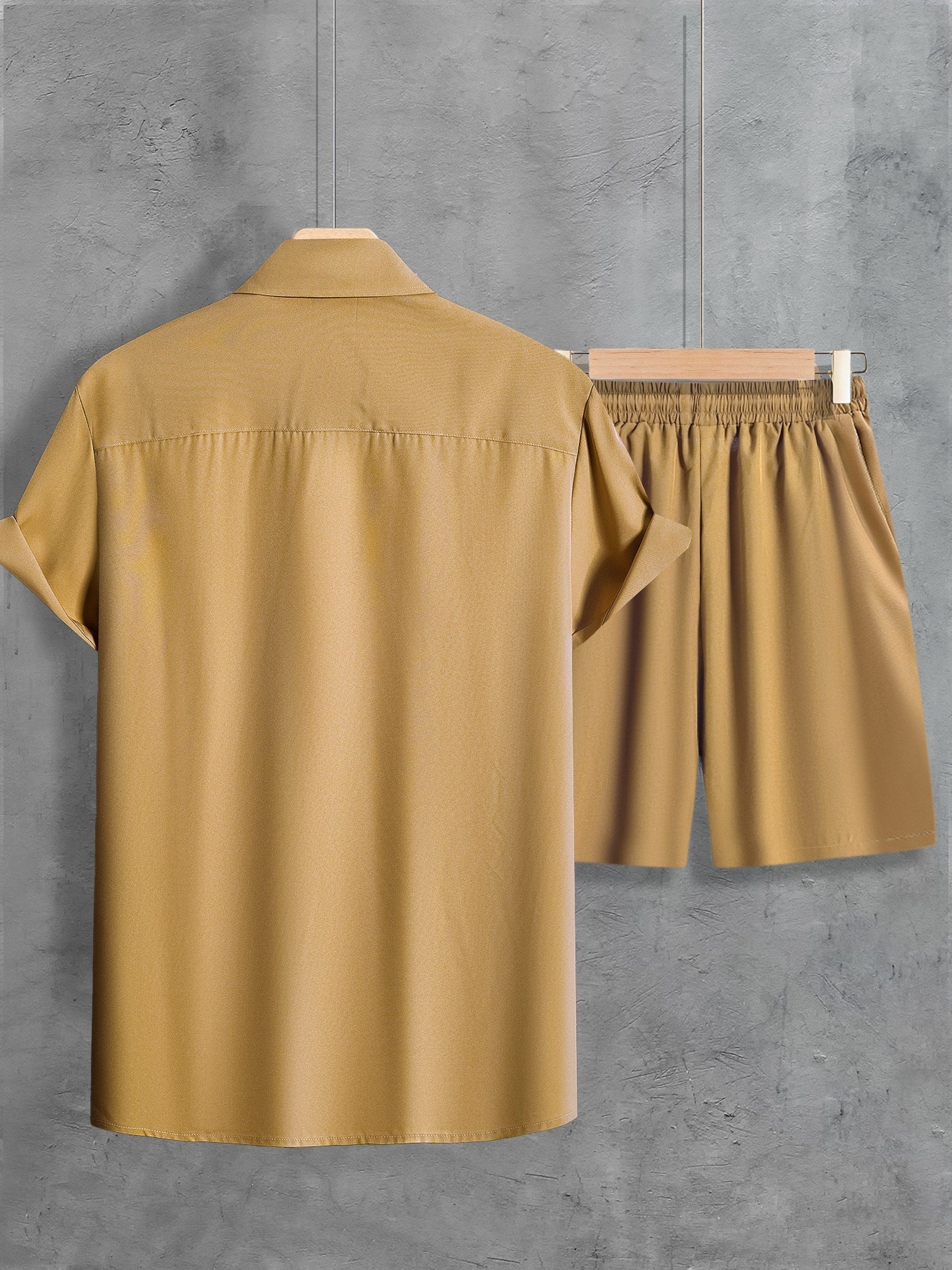 Set casual composto da camicia a maniche corte con revers con chiusura a bottoni e pantaloncini con coulisse