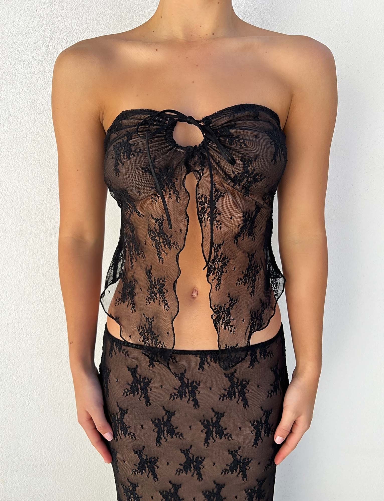 Elegante top traslucido con gonna