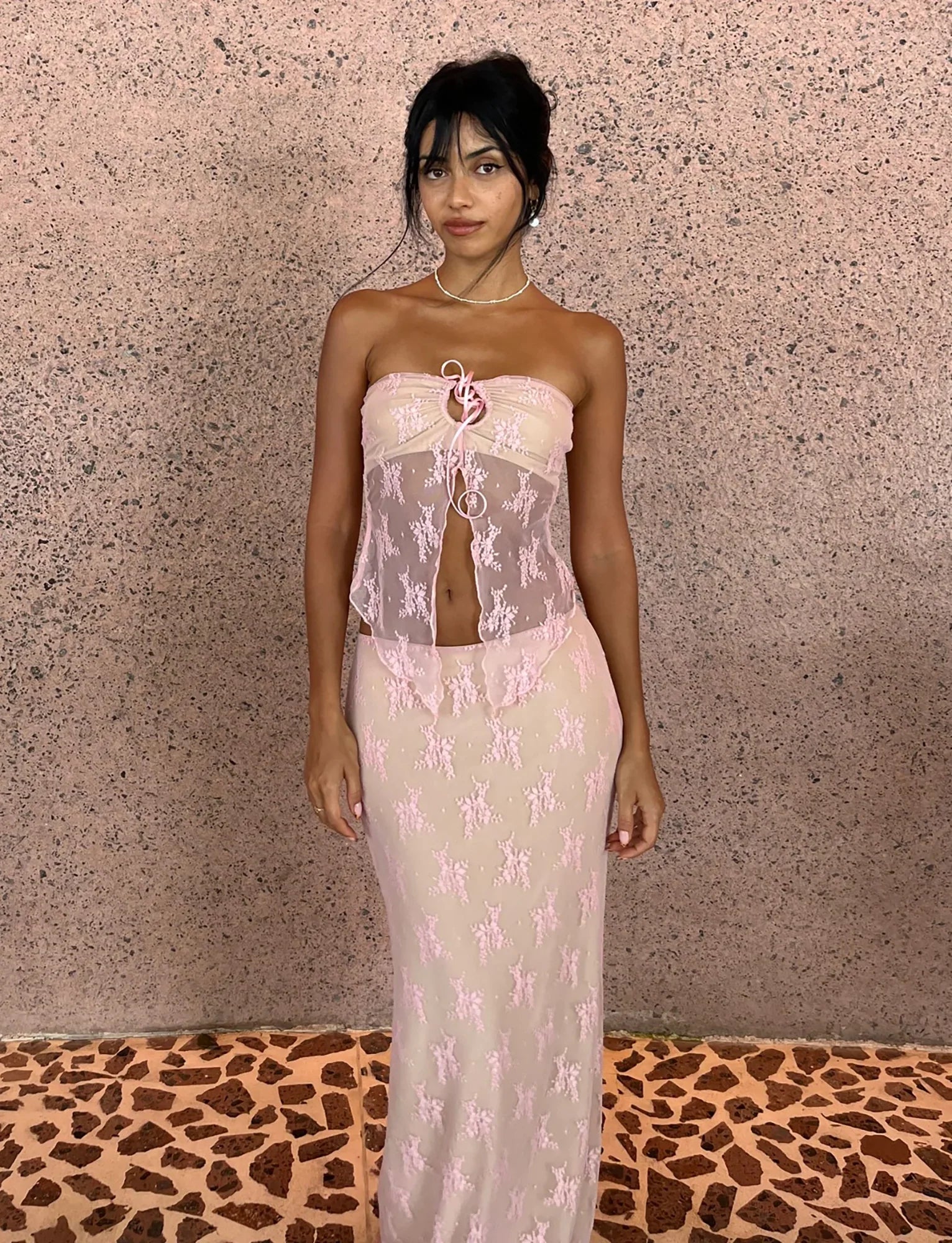 Elegante top traslucido con gonna