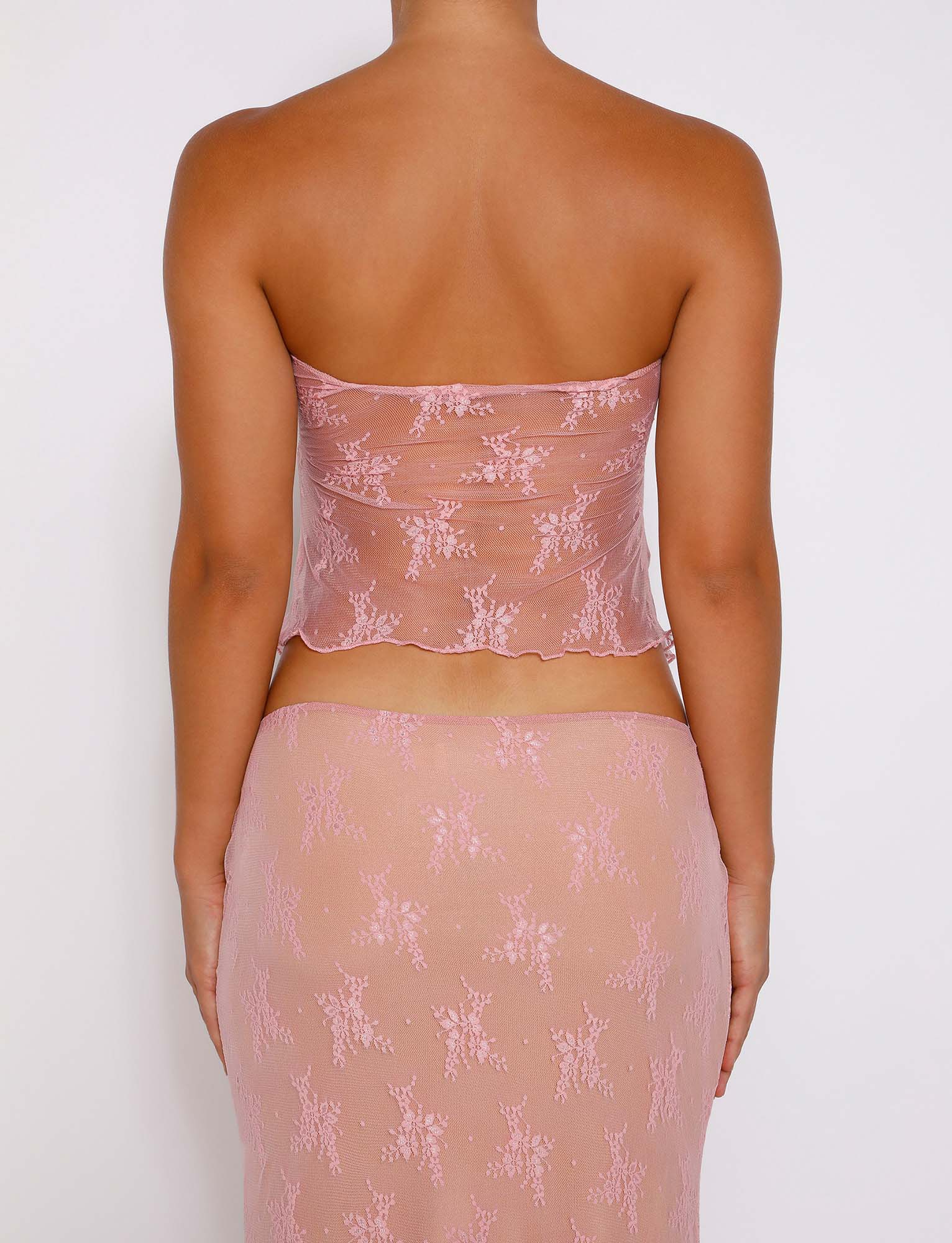 Elegante top traslucido con gonna