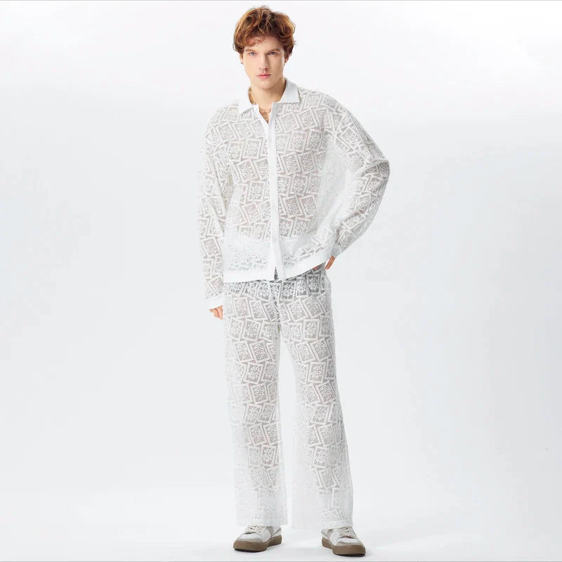 Camicia con revers trasparente in rete di pizzo e pantaloni a maniche lunghe